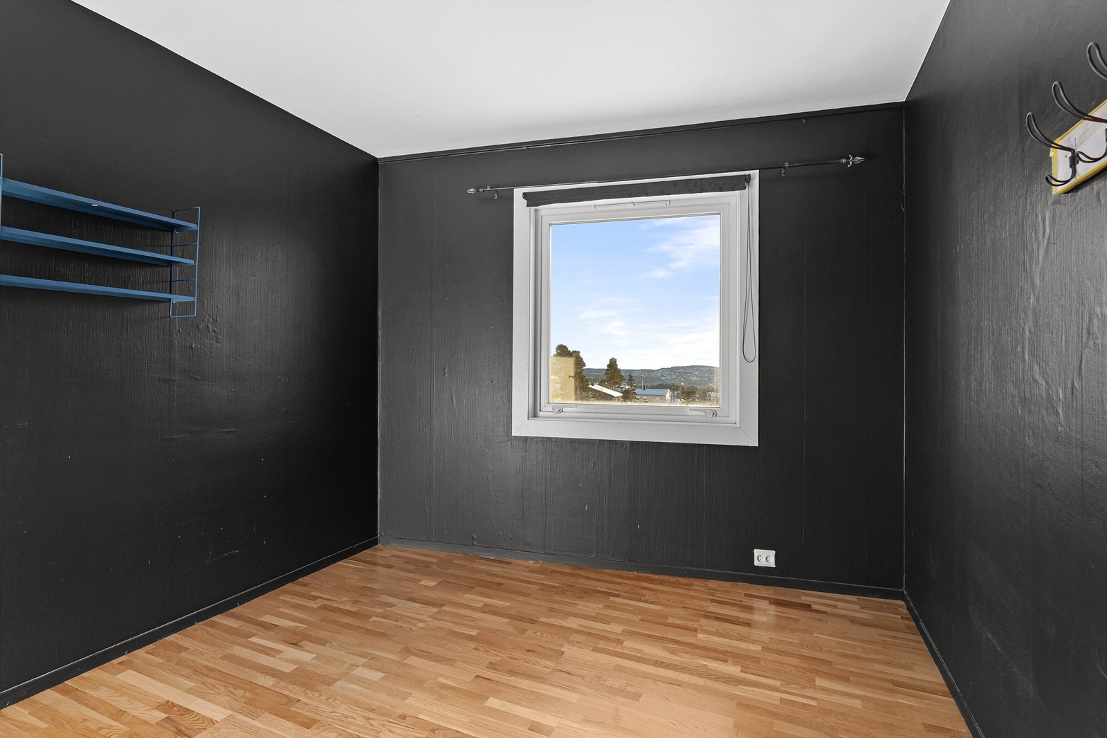 Det store vinduet slipper en godt med lys. Galleribilde