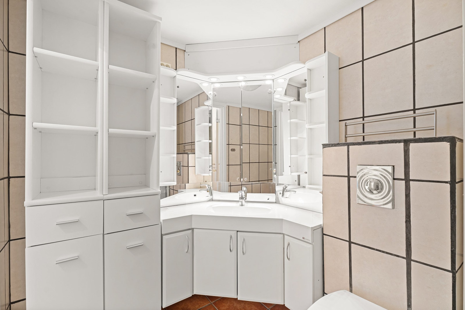 Det er en innholdsrik innredning med mye oppbevaringsplass. Galleribilde