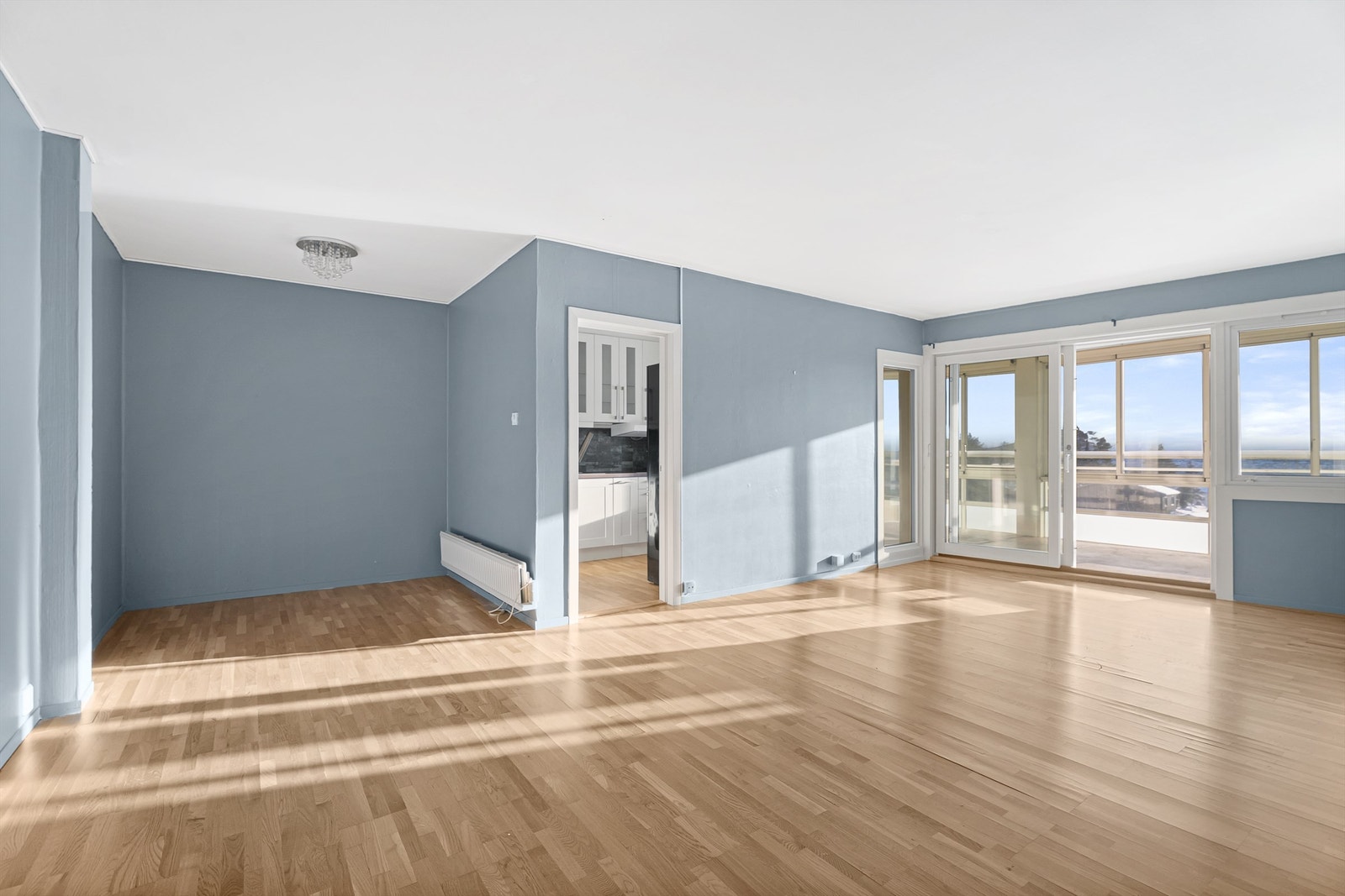 Det er en naturlig sonedeling i leiligheten med plass til spisegruppe, sofagruppe og tv-seksjon. Galleribilde