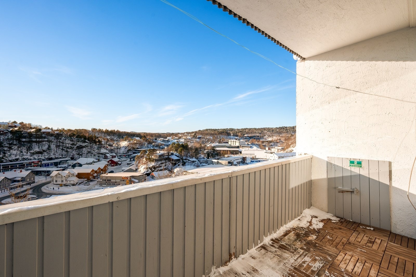 Usjenert og solrik balkong med fritt utsyn Galleribilde