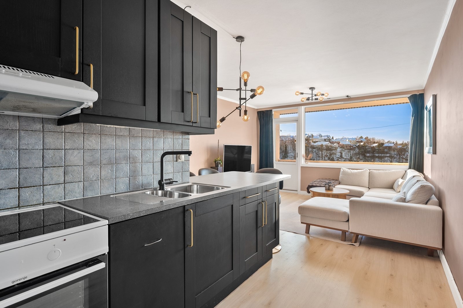 Lys og romslig stue/kjøkkenløsning med utgang til solrik balkong Galleribilde