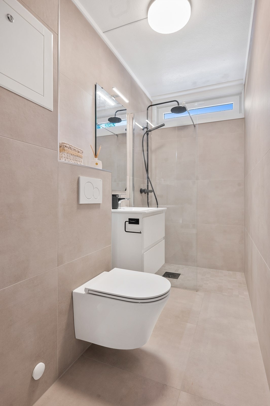 Lekkert bad fra 2025 med 60x60 fliser i delikat farge Galleribilde