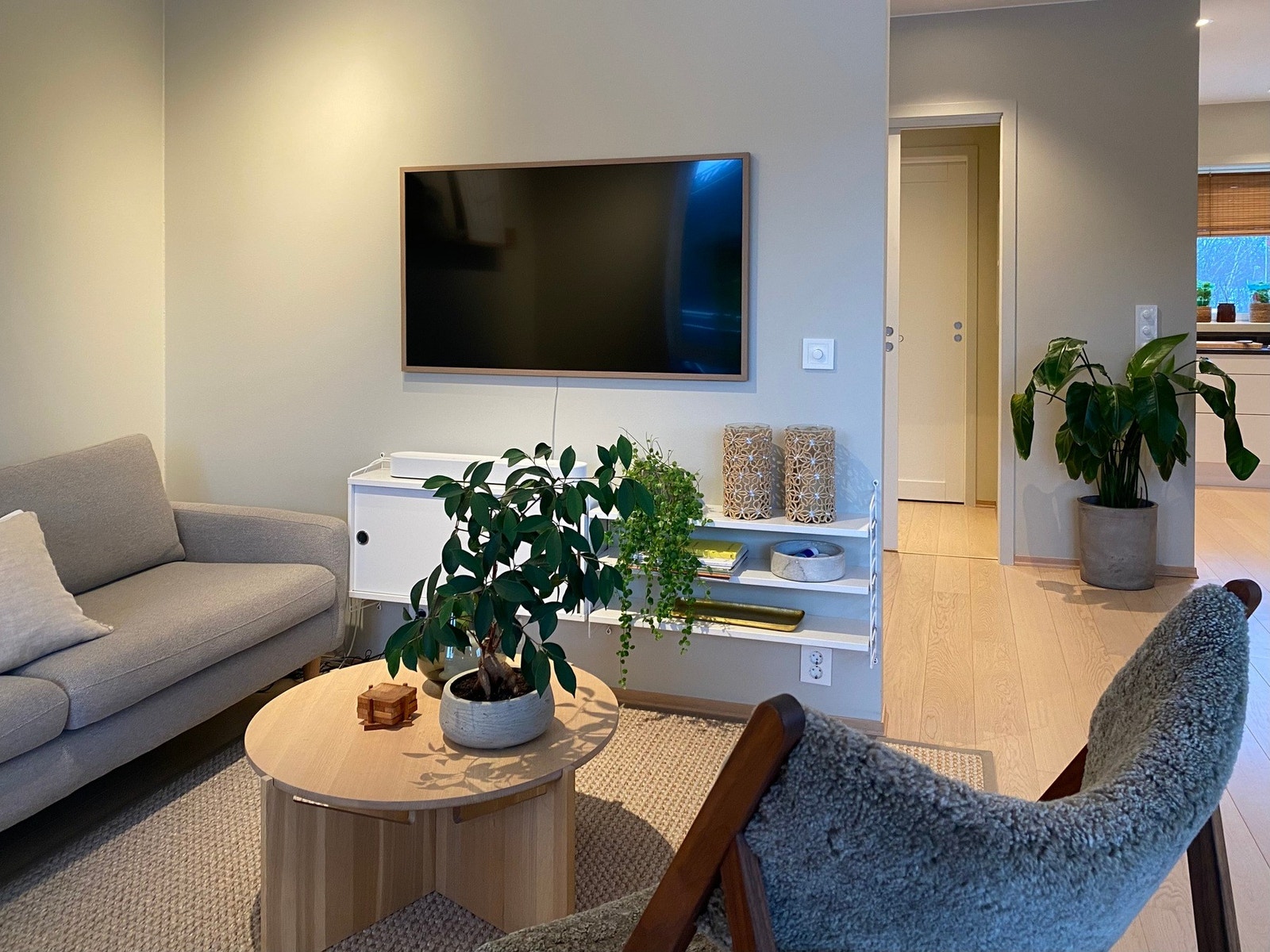 Trivelig tv-hjørne i stuen med plass til sofagruppe for å lage et hyggelig samlingspunkt for hele familien Galleribilde