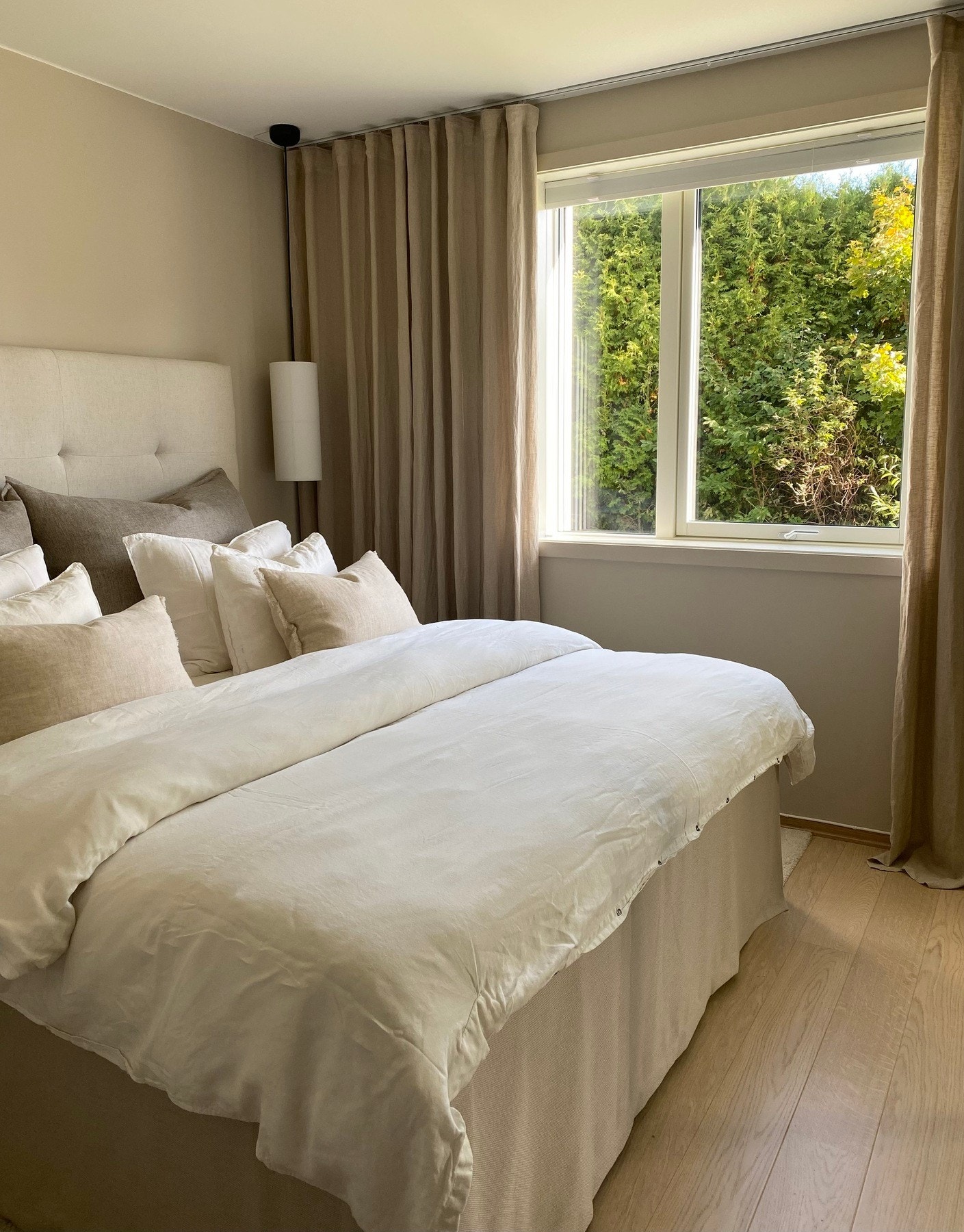 Boligen skilter med 3 soverom av gode størrelser. Her har man godt med lysinnslipp og plass til både dobbeltseng og nattbord Galleribilde