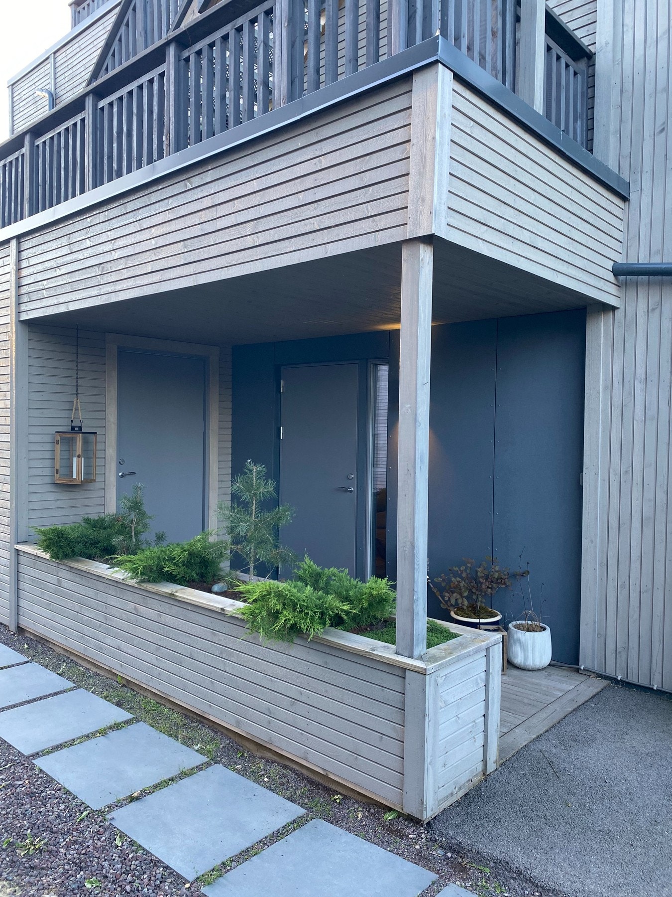 Inngangspartiet er overbygd og her er det lagt heller av stein til hagen. Like ved inngangsdøren, er det en sportsbod på ca. 6 kvm - perfekt for å oppbevare alt fra sykler til skiutstyr Galleribilde