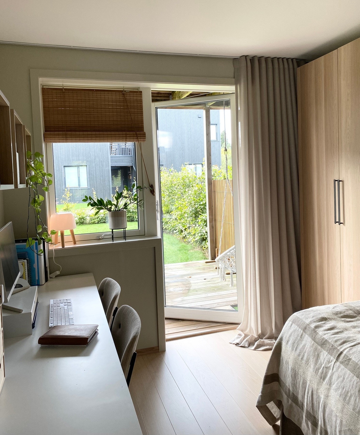 Her er det i tillegg egen utgang til markterrassen hvor morgenkaffen kan nytes. Rommet byr også på et garderobeskap Galleribilde