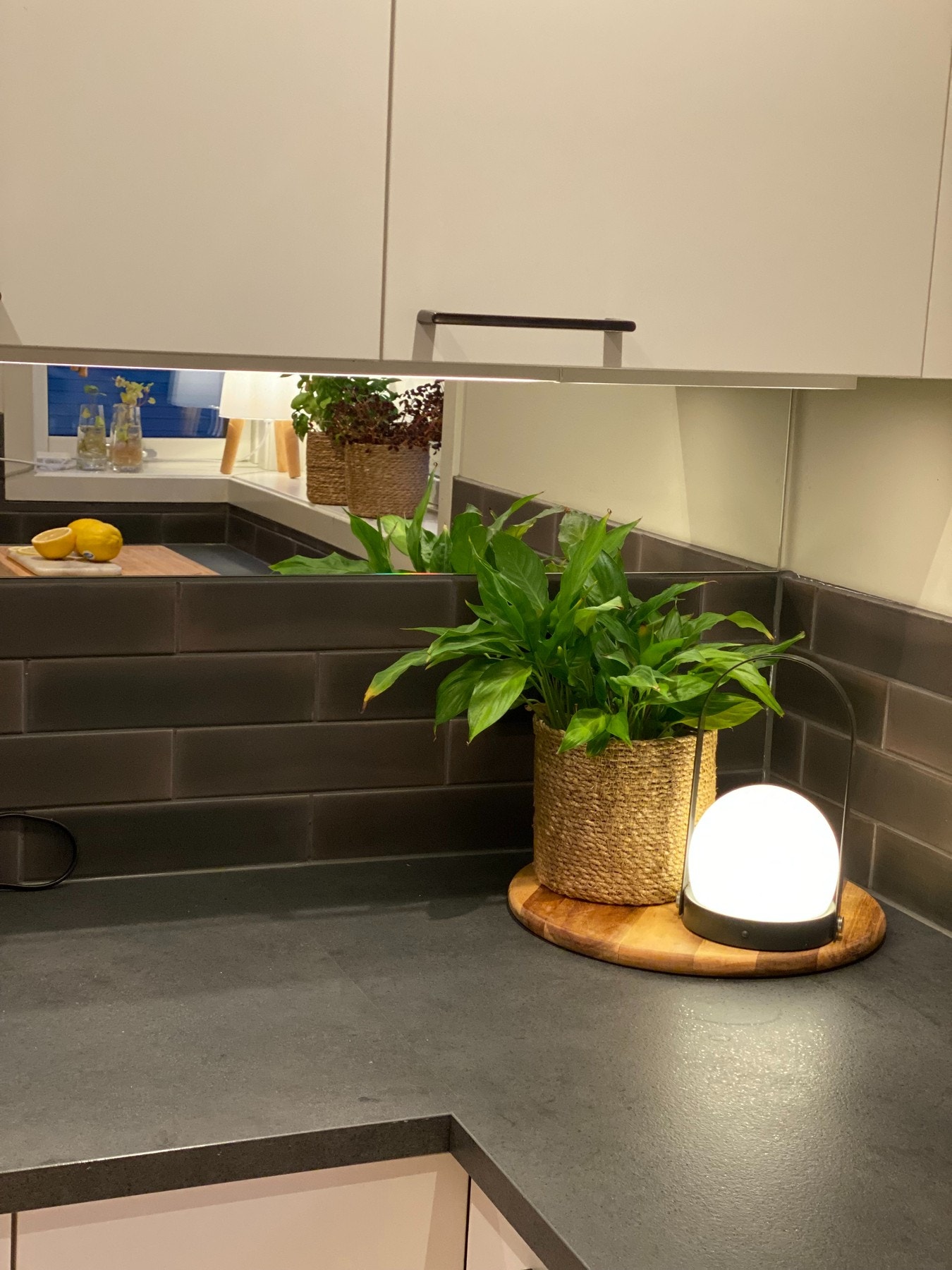 Legg merke til detaljen med speil på veggen over benken Galleribilde