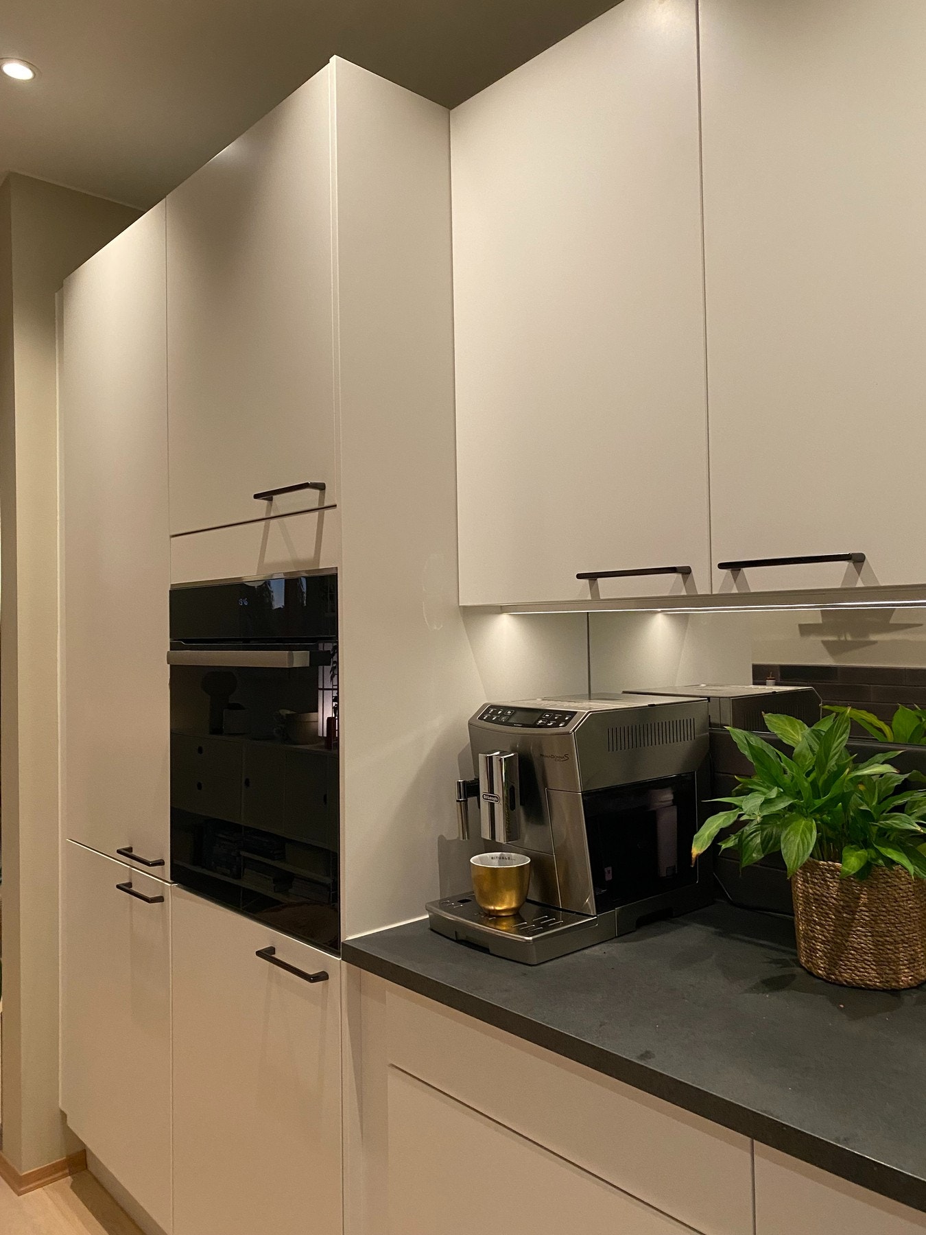 Kjøkkenet byr på godt med skap og skuffer for oppbevaring. Her har man i tillegg god benkeplass til blant annet kaffemaskin Galleribilde