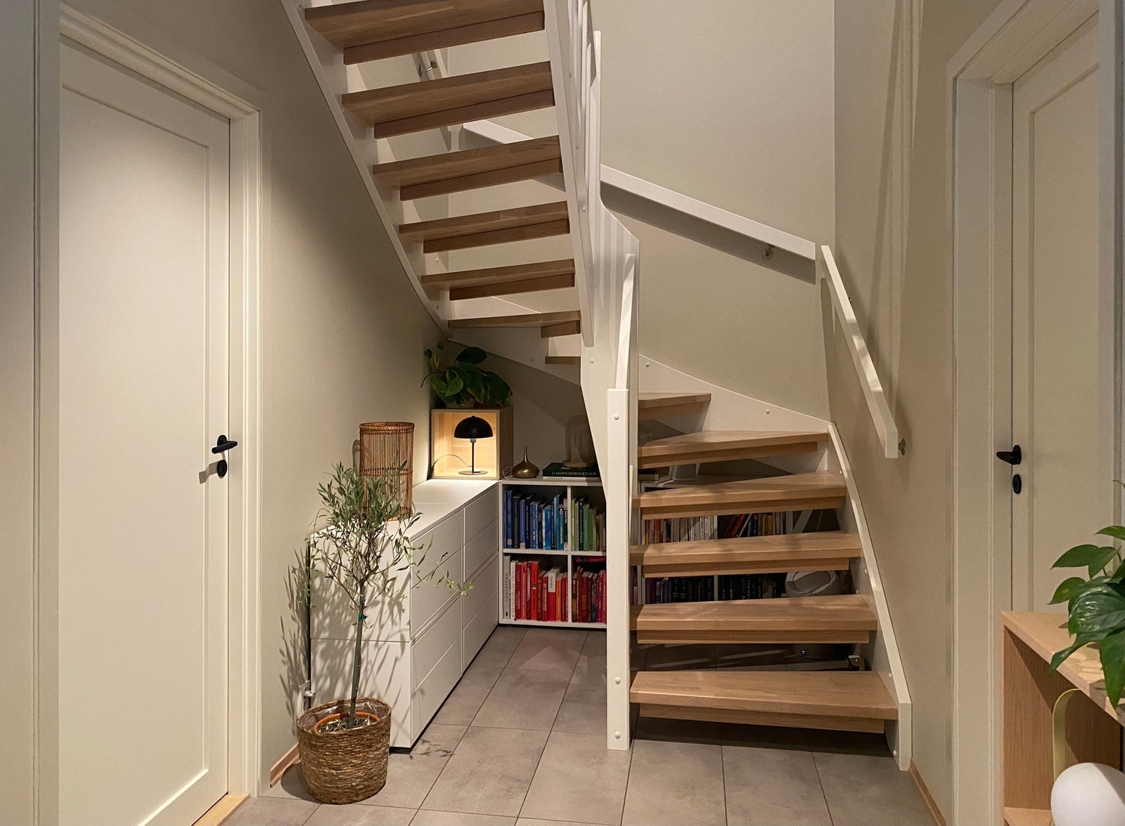 Under trappen har man ytterligere plass å benytte Galleribilde