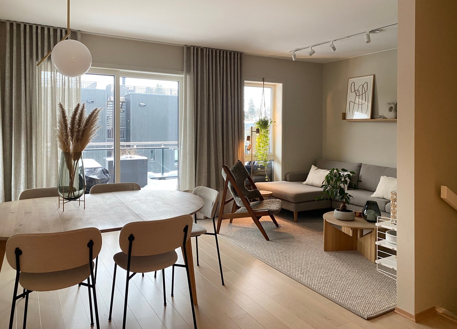 Hege Svebakk v/PrivatMegleren Holmestrand presenterer Eikelund 32 Galleribilde