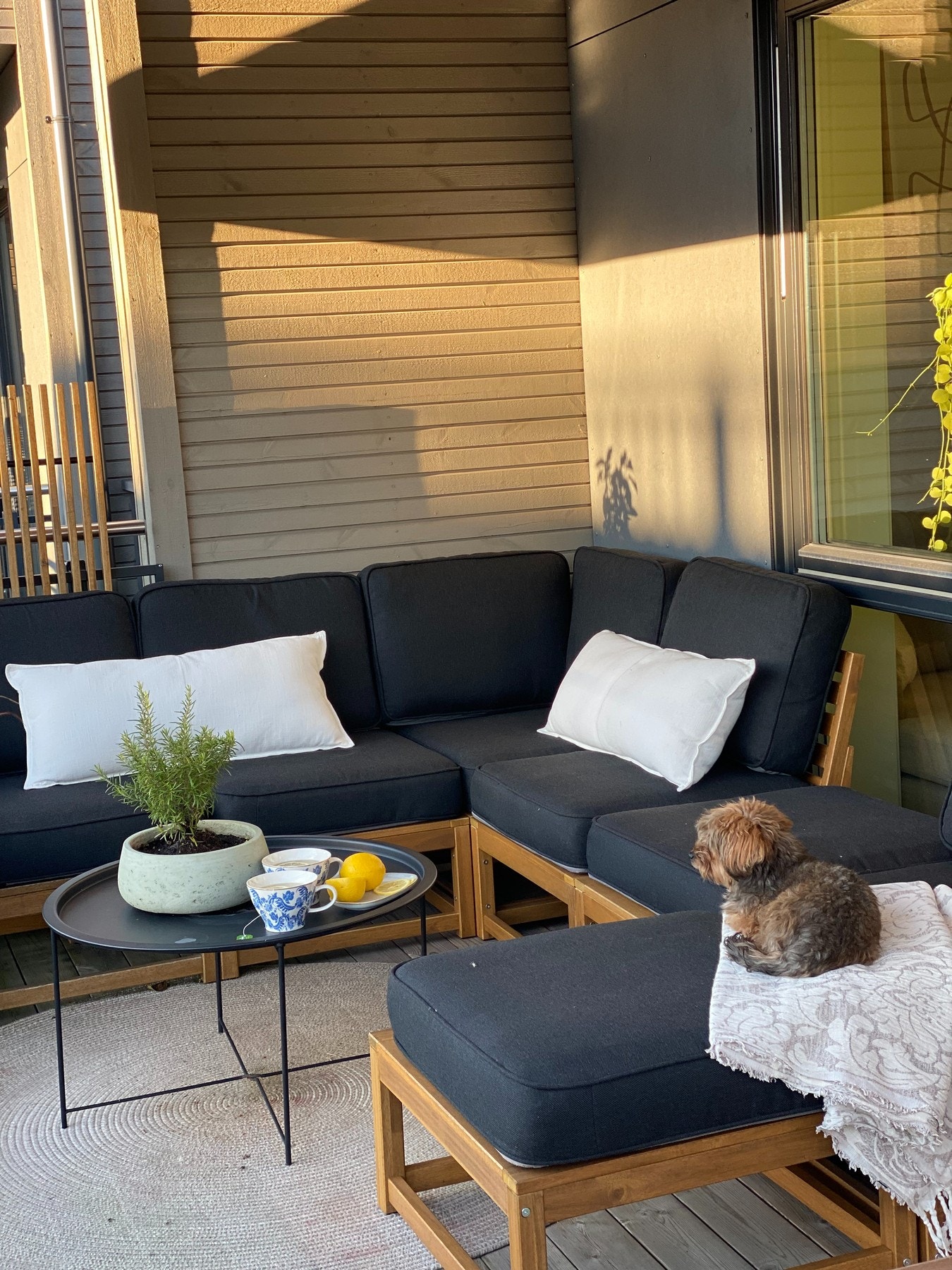 Balkongen i 2. etg er på ca, 12 kvm og byr på nok en utesone. Her har man flere valgmuligheter, avhengig av vær og behov Galleribilde