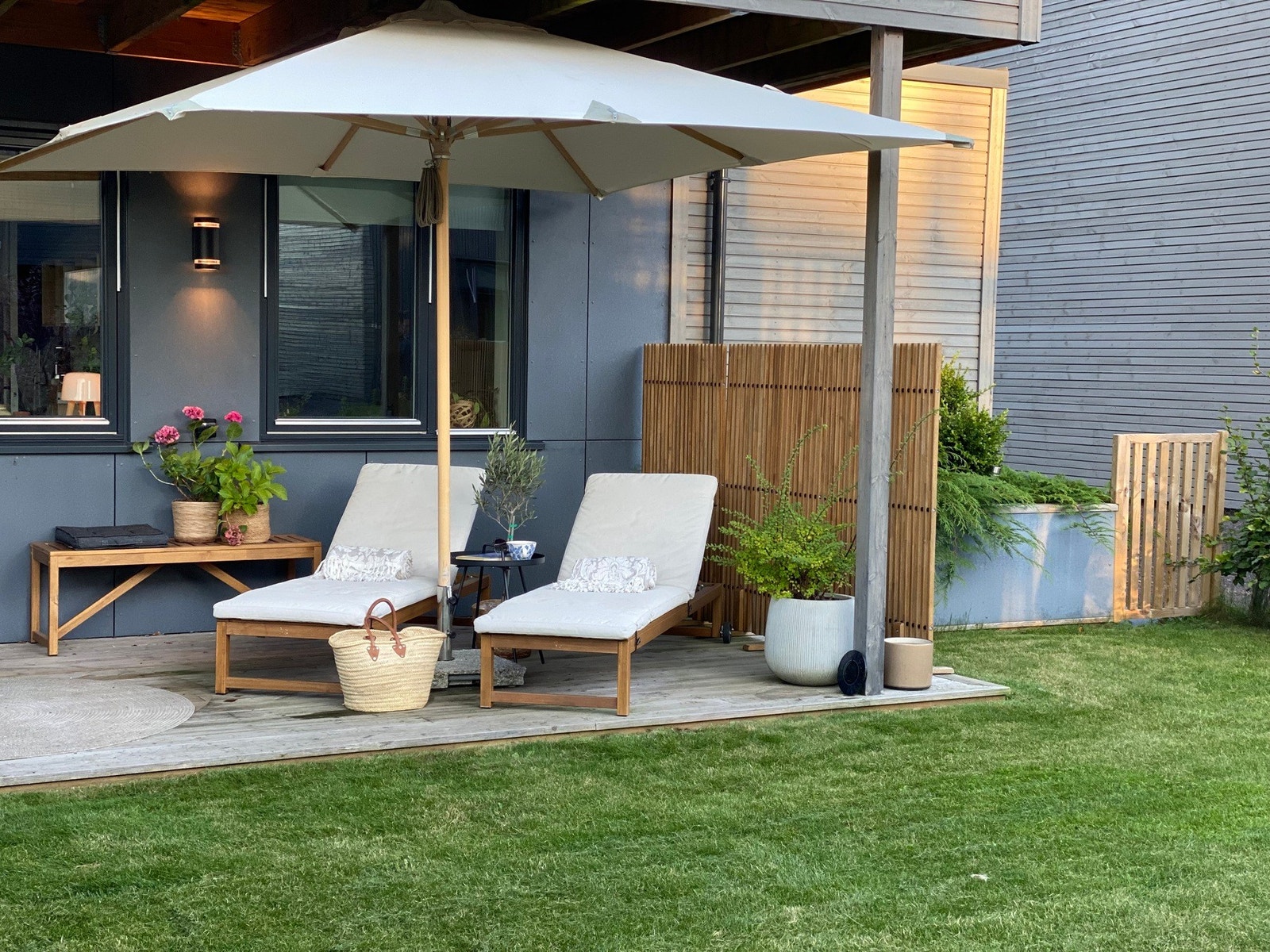 Hagen er pent opparbeidet med gressplen, rundtgående hekk og beplantning. Her har man en tredje uteplass, nemlig en terrasse på ca. 15 kvm Galleribilde