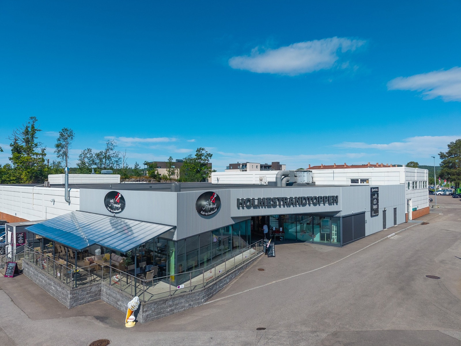 Holmestrandtoppen kan tilby både Meny, Plantasjen, kafé og apotek mm. Videre har man bysentrum med en rekke fasiliteter. Alt innen 7 minutter med bil Galleribilde