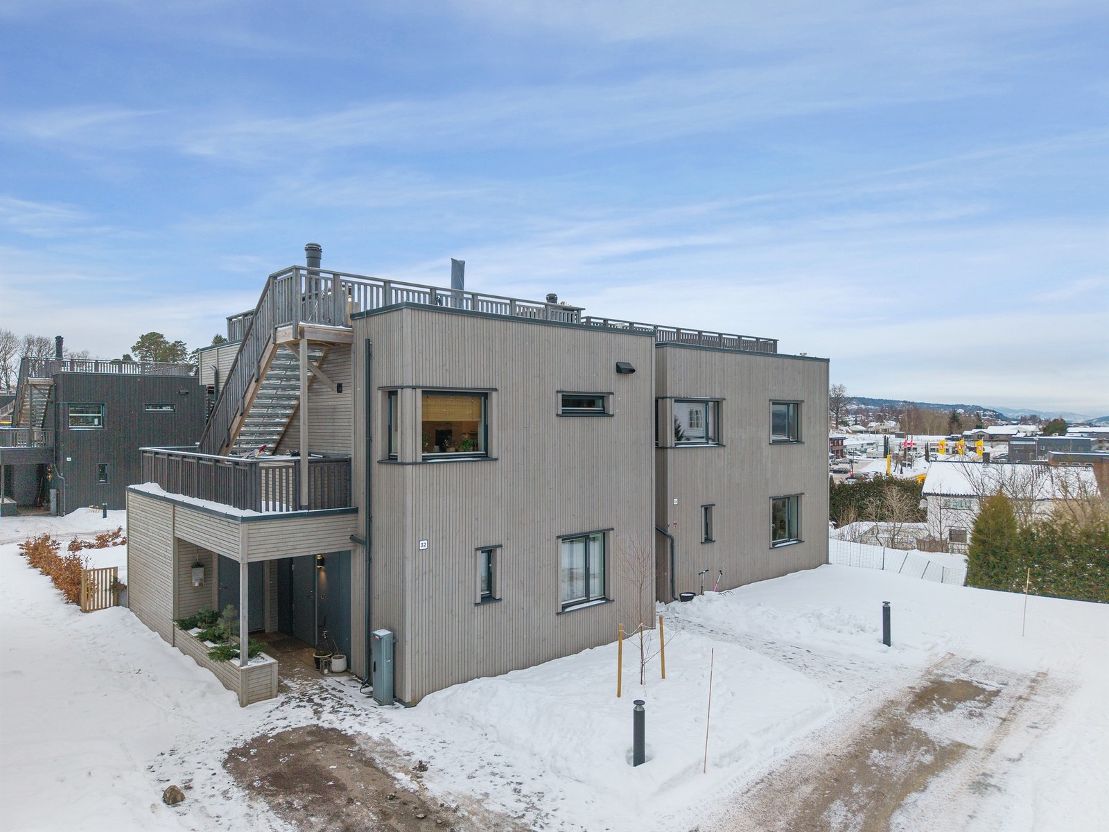 Boligen har adkomst og bruksrett til en carport med elbil-lader Galleribilde