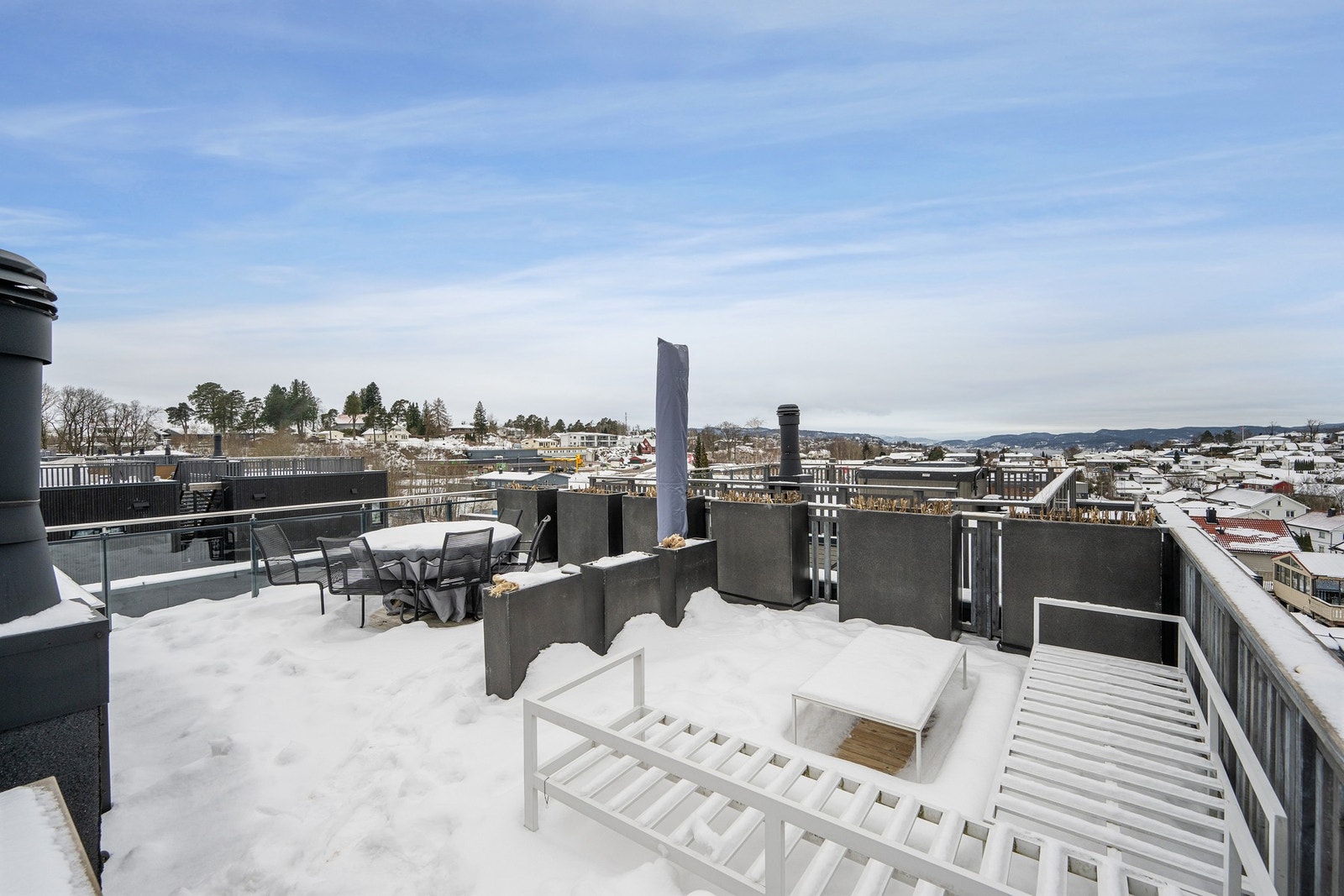 Her blir det godt å invitere både venner og familie til hyggelige lag. Om ønskelig kan blomsterkassene på takterrassen medfølge handelen Galleribilde