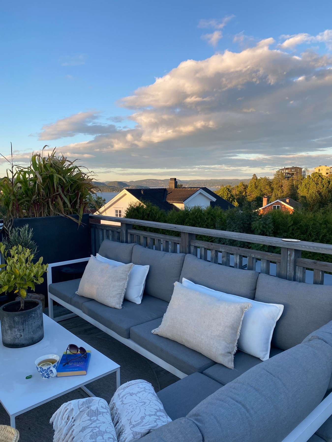 Takterrassen er en drømmeplass om sommeren med fantastiske solforhold og noe utsyn mot sjøen Galleribilde