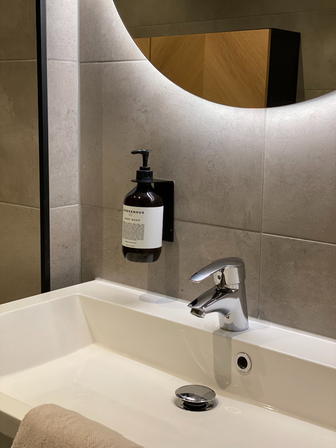 Belysningen består av downlights i taket, samt det vegghengte speilet med ringbelysning Galleribilde