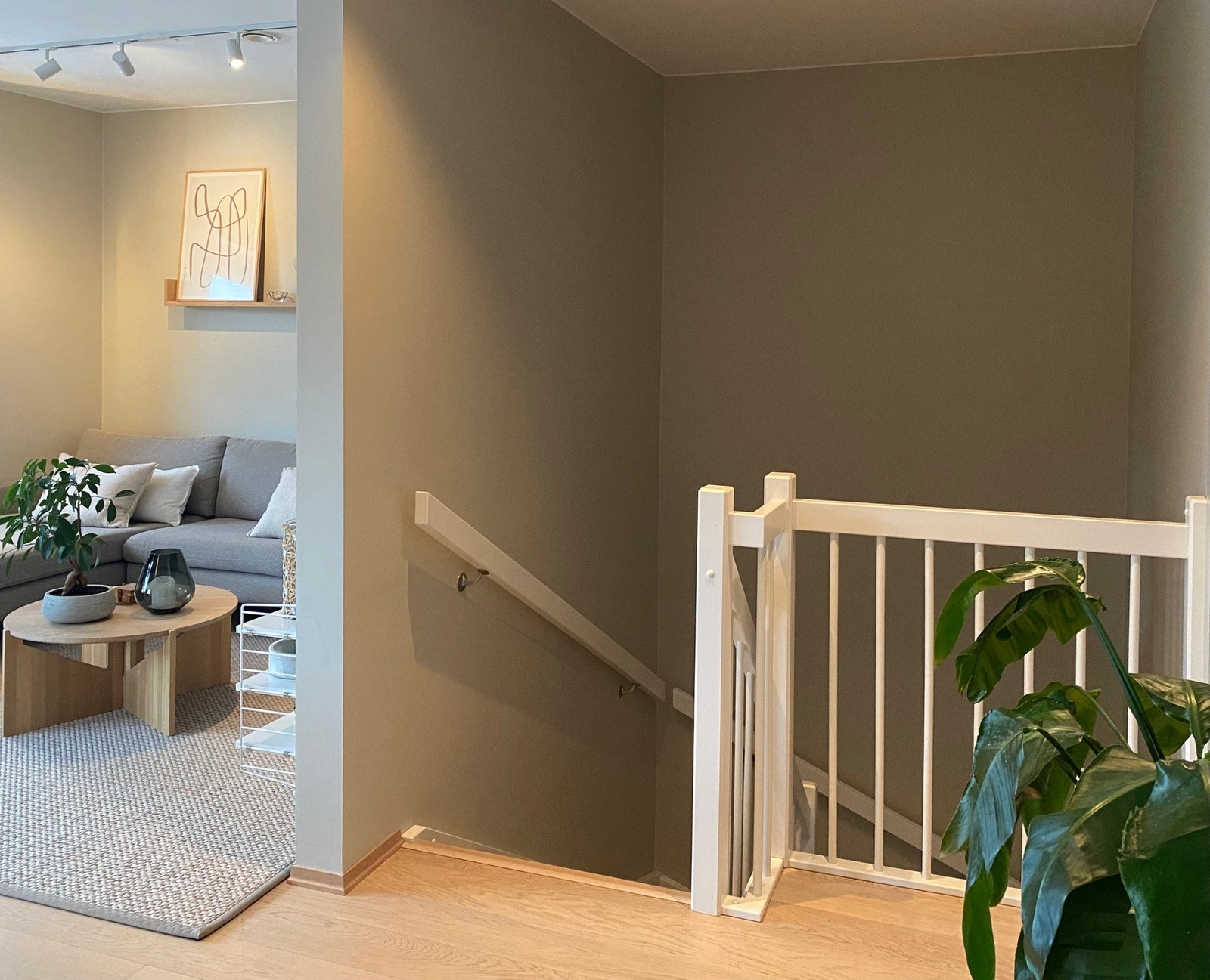 Den hvite trappen leder an til første etasje hvor bad og soverom befinner seg Galleribilde