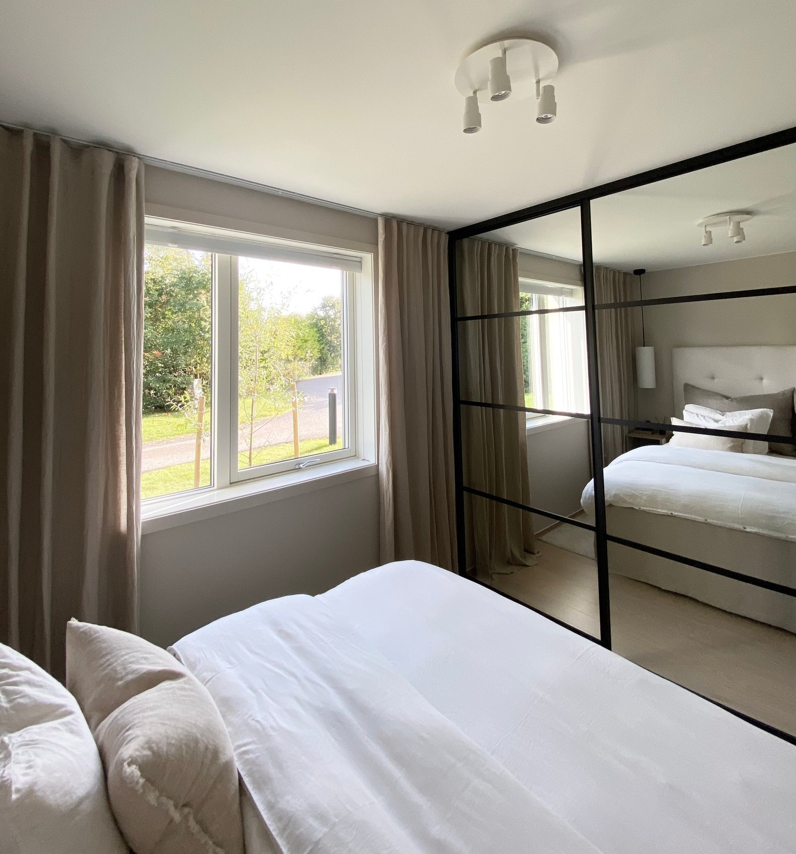 Det er romslig skyvedørsgarderobe som gir gode oppbevaringsmuligheter Galleribilde