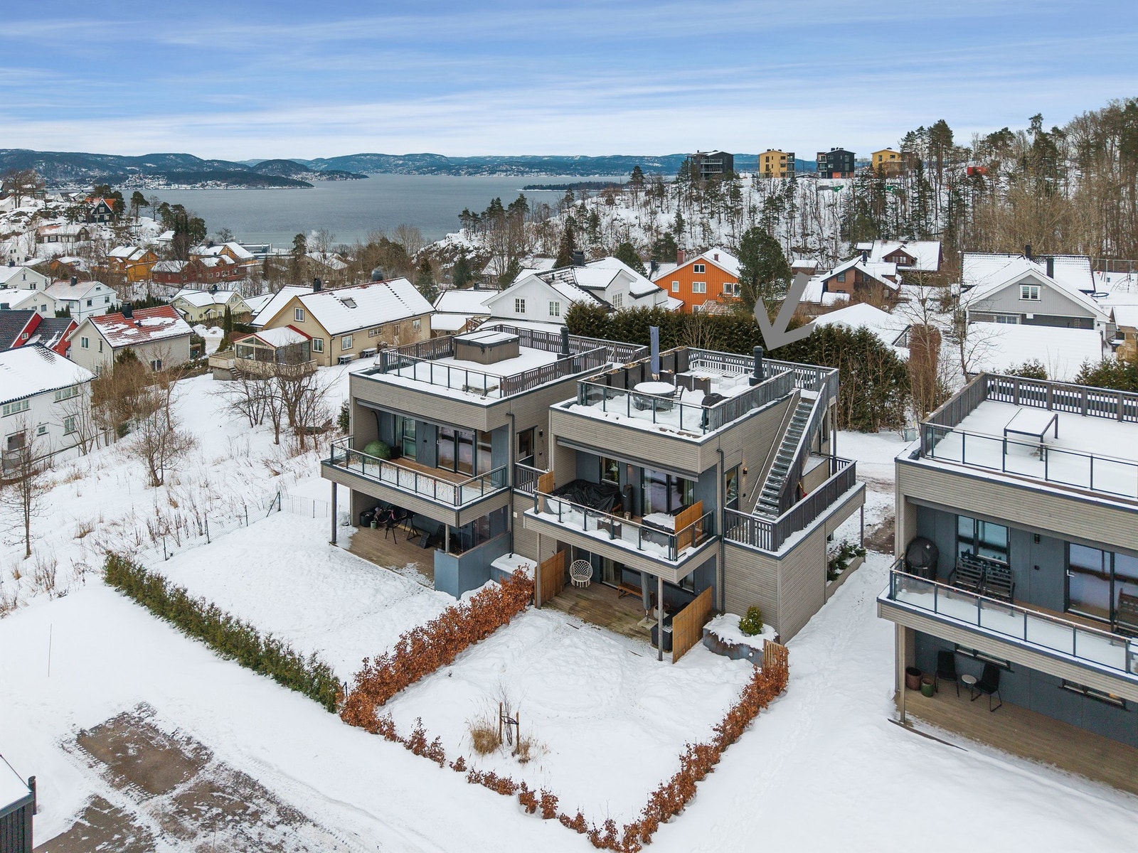 Dette er en enebolig i rekke fra 2021, som strekker seg over 2 plan med takterrasse, opparbeidet hage og ytterligere 2 terrasser å benytte seg av Galleribilde