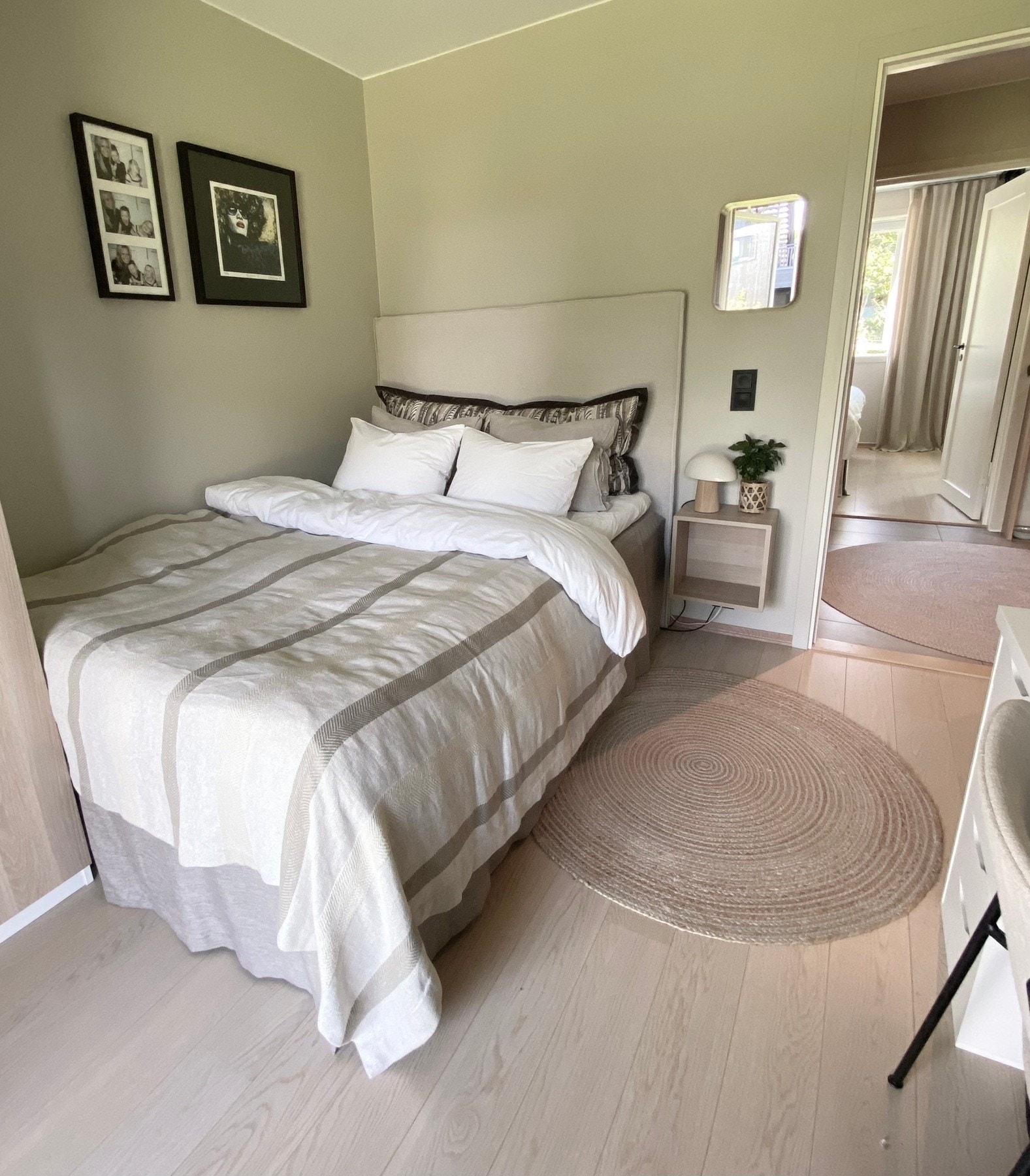 Soverom nr. 2 med god plass til seng og skrivebord Galleribilde