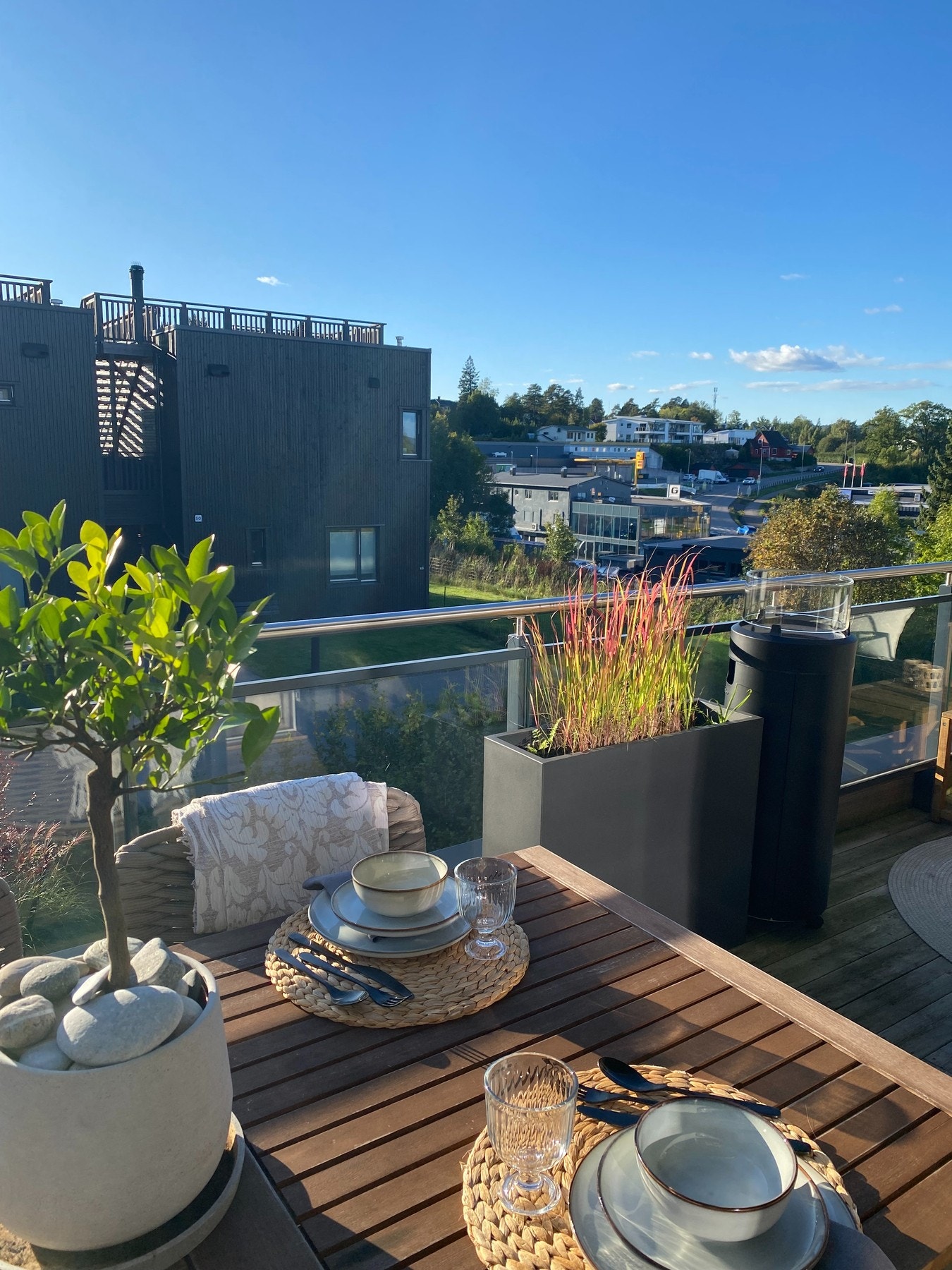 I bakgrunnen kan du se Kleivbrottet, et område som kan tilby både dagligvarehandel, bensinstasjon, treningssenter og mye mer. Alt innen få minutters gangavstand Galleribilde