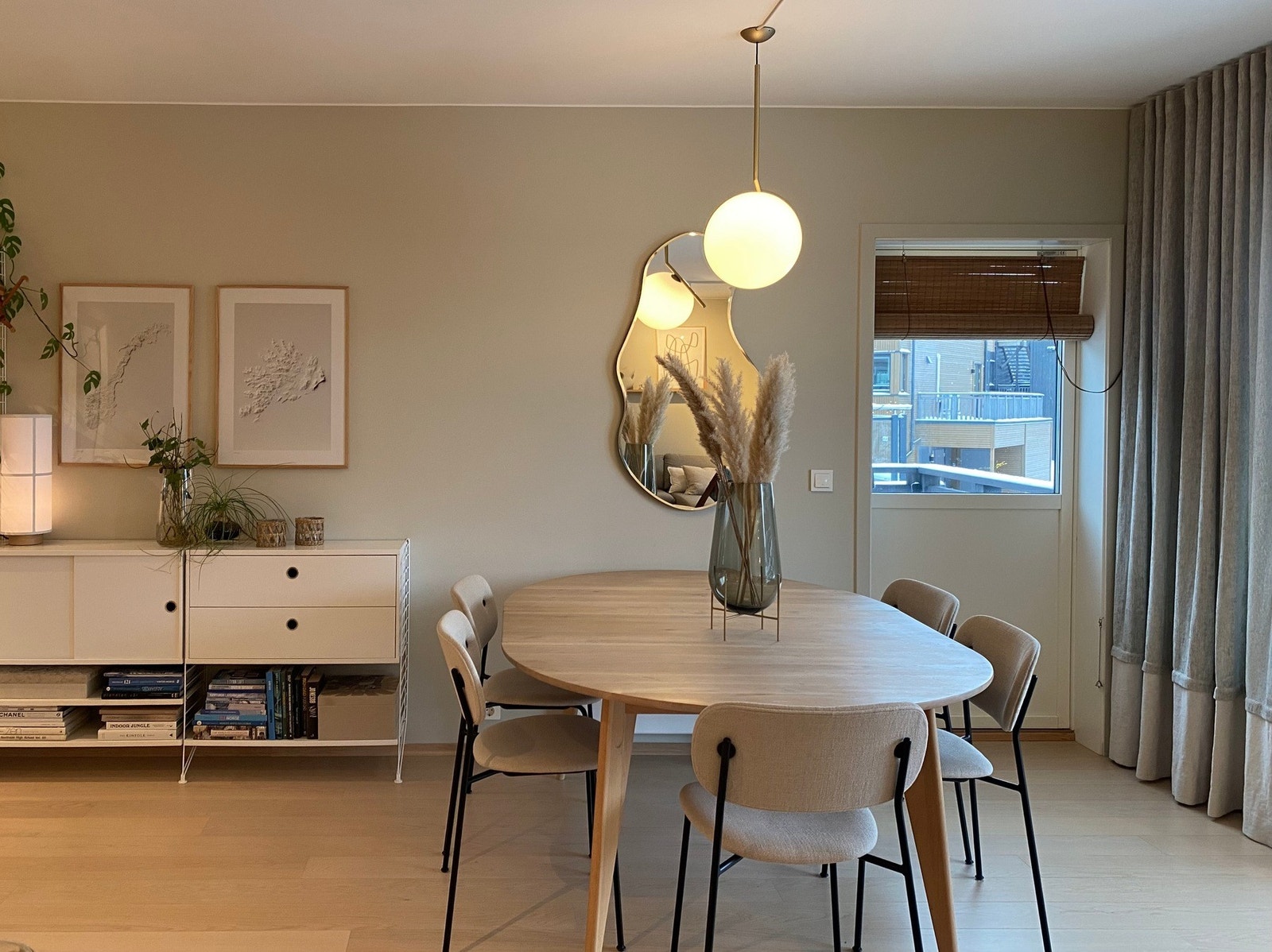 Velkommen inn i en lys og innbydende stue med kjøkkenet i åpen løsning. Det er malte vegger og tak, og et gulv av lys parkett. Fra stuen er det utgang til balkong og takterrasse Galleribilde