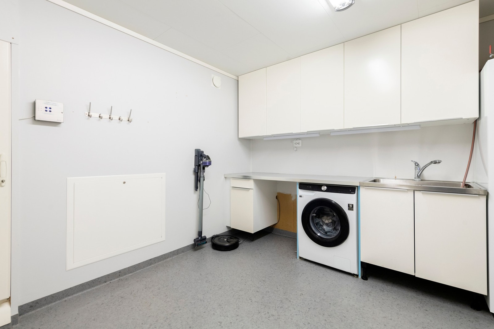 Stort teknisk rom med opplegg til vaskemaskin. Galleribilde