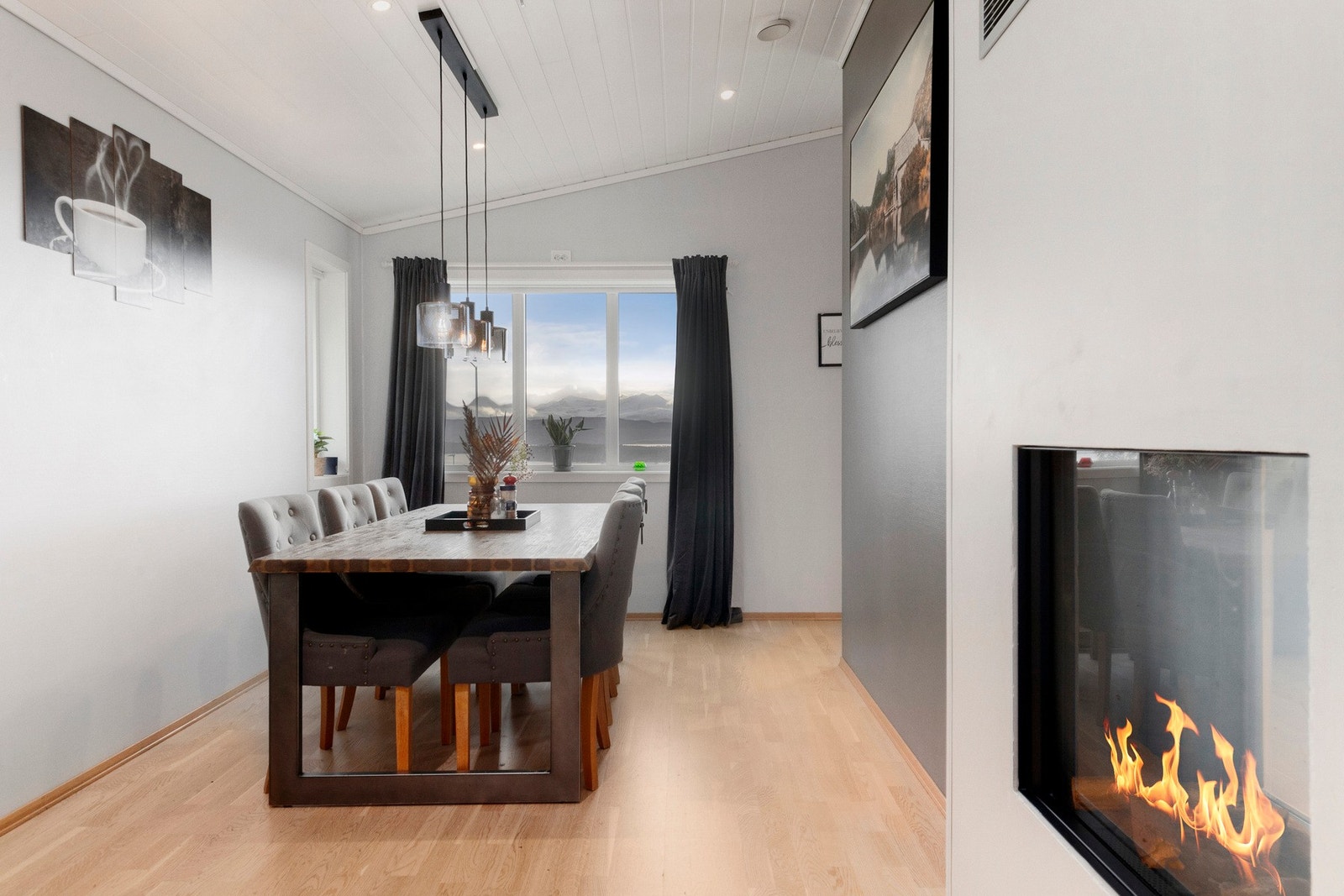 Stuen og spisestuen er adksilt med praktisk vegg som også inkluderer flott gasspeis med innsyn fra begge sider. Galleribilde