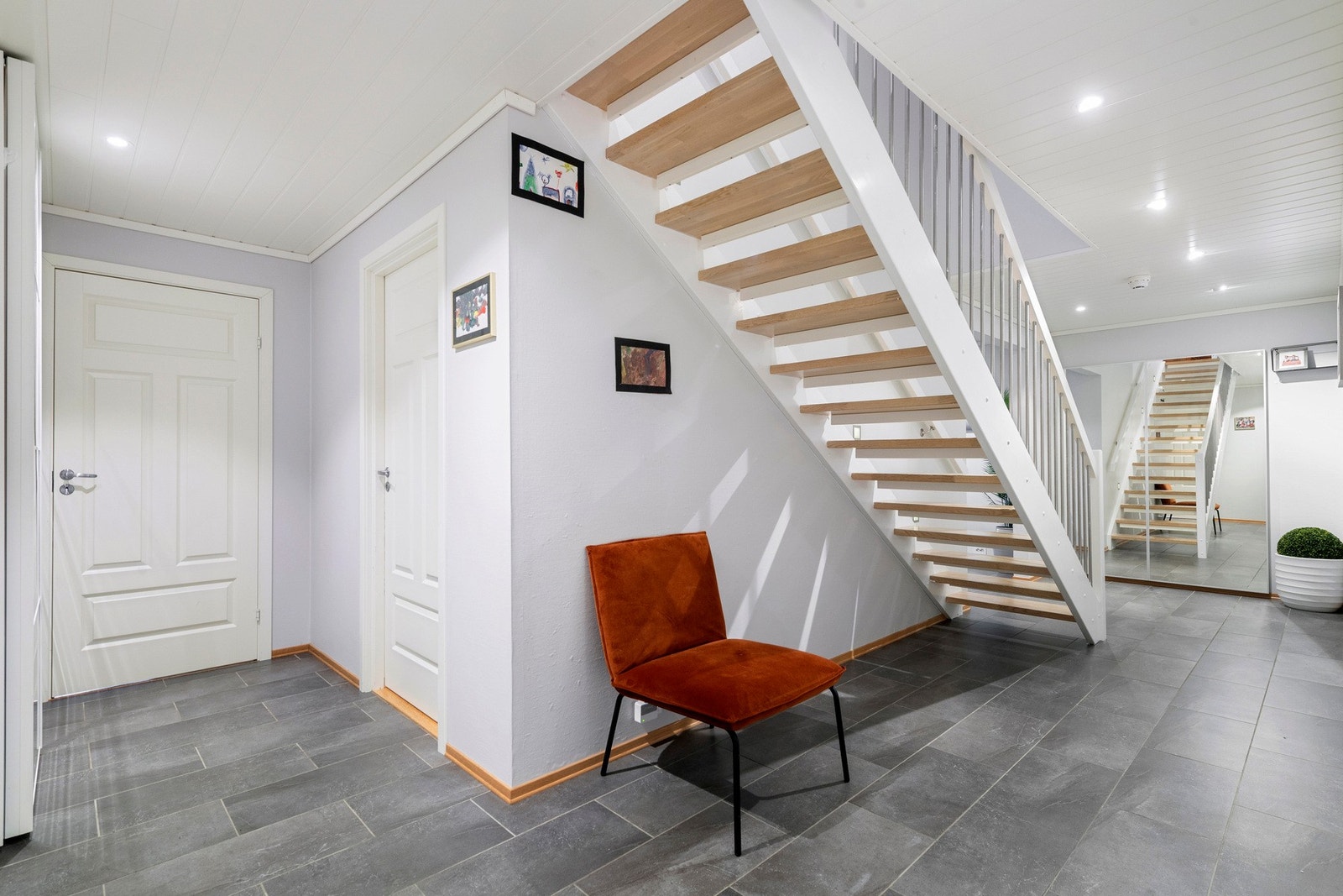 Boligen går over 2 etasjer. Galleribilde