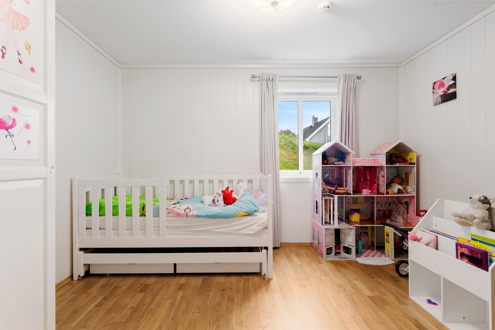 I boligens underetasje er det 3 soverom. Dette er soverom nr. 1 Galleribilde