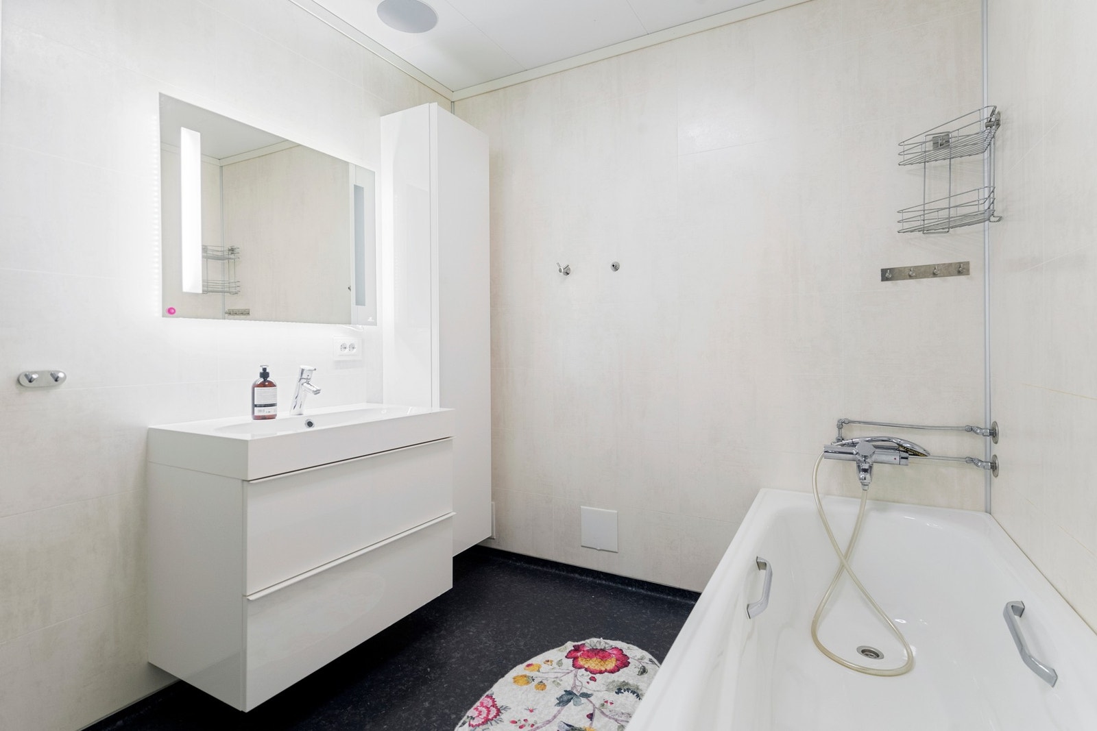 Bad med dushjørne og badekar. Galleribilde