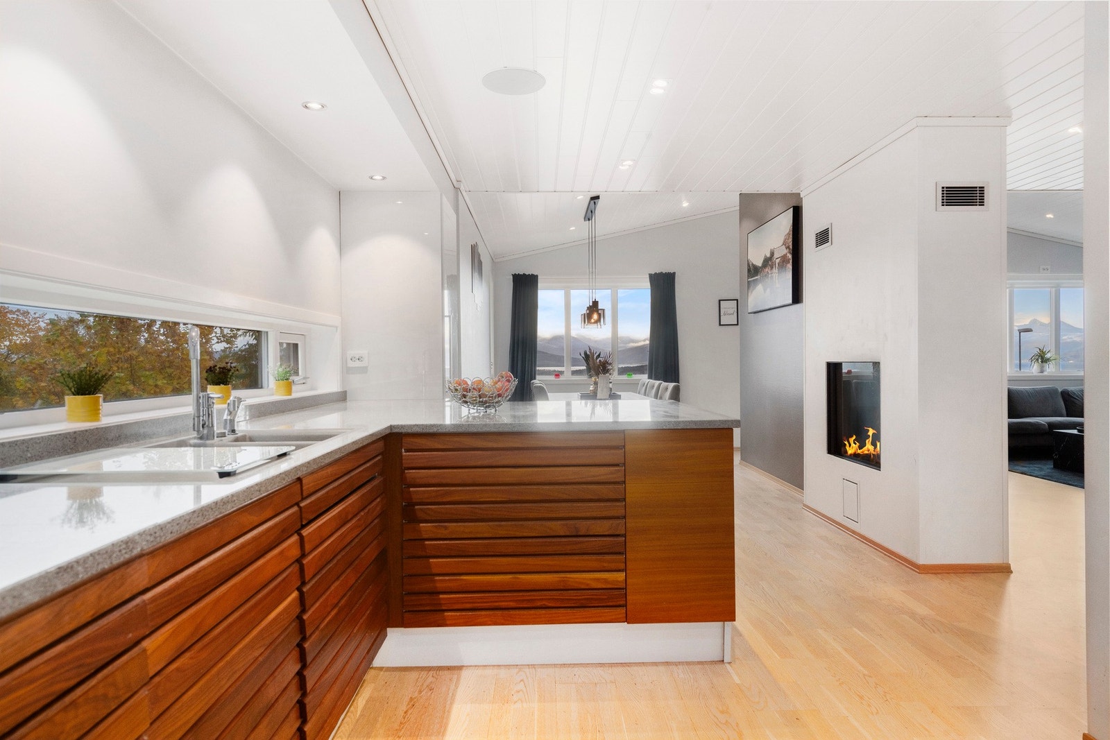 Kjøkkenet er svært inneholdsrikt og inkluderer rikelig med skap- og benkeplass. Galleribilde