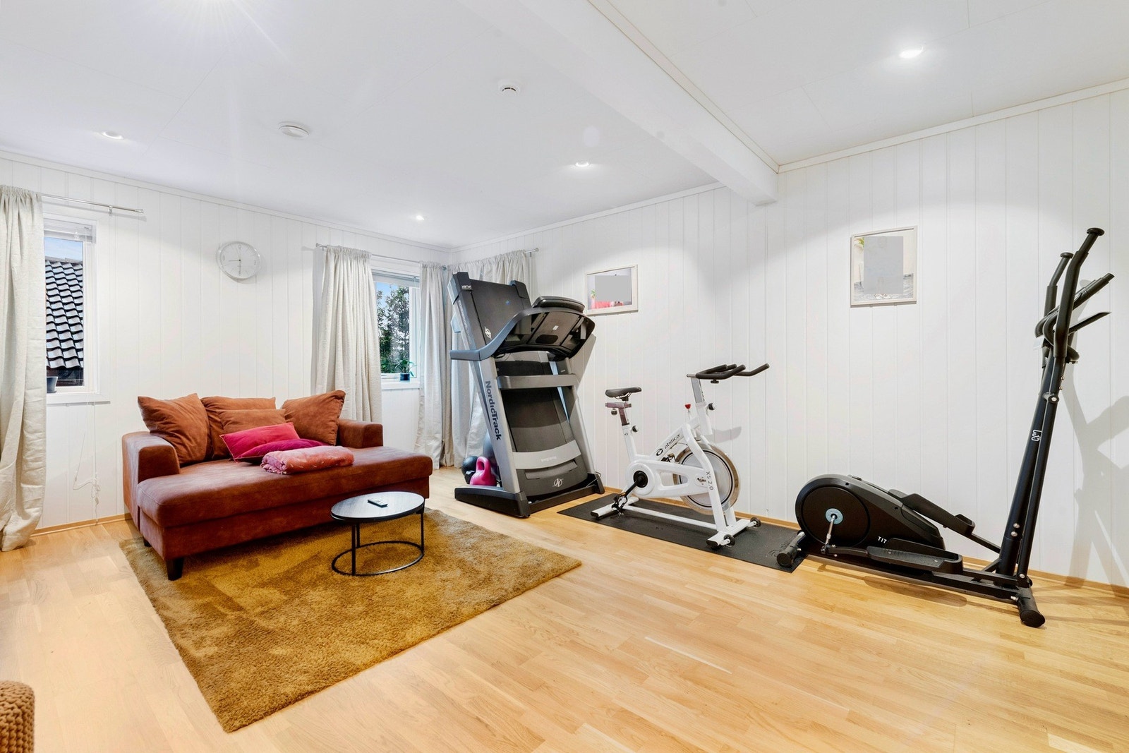 Totalt har boligen 2 stuer. Denne stuen ligger i boligens underetasje. Galleribilde