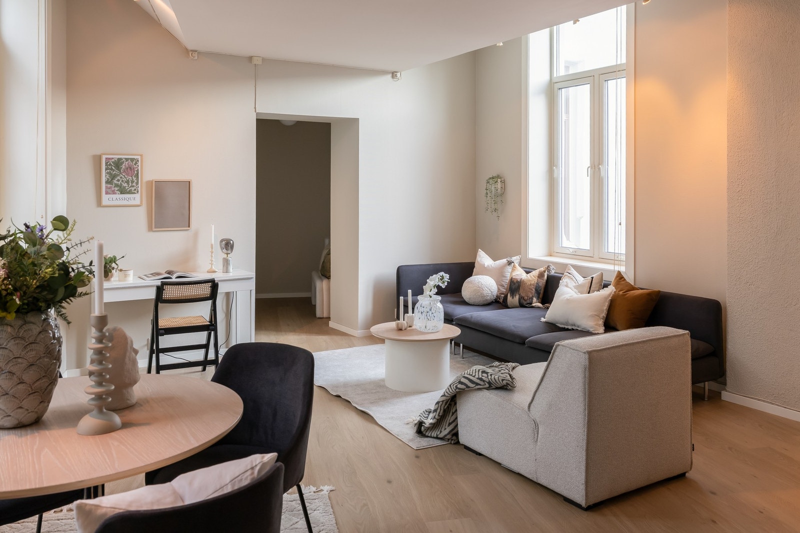 Hele leiligheten er nymalt i 2026 og har nye gulv på alle oppholdsrom. Galleribilde