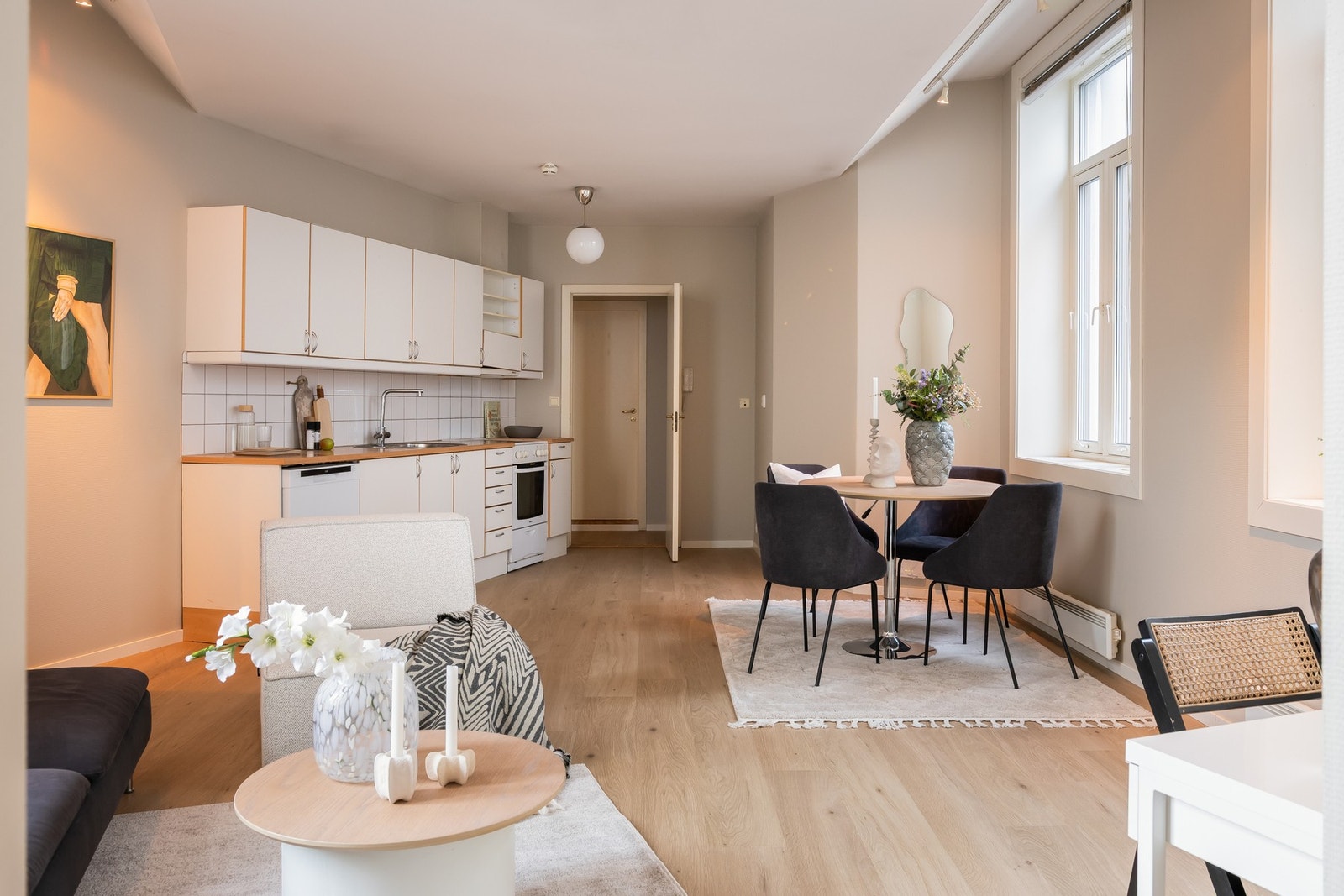 Generøs takhøyde i leiligheten på 3 m og høyere. Galleribilde