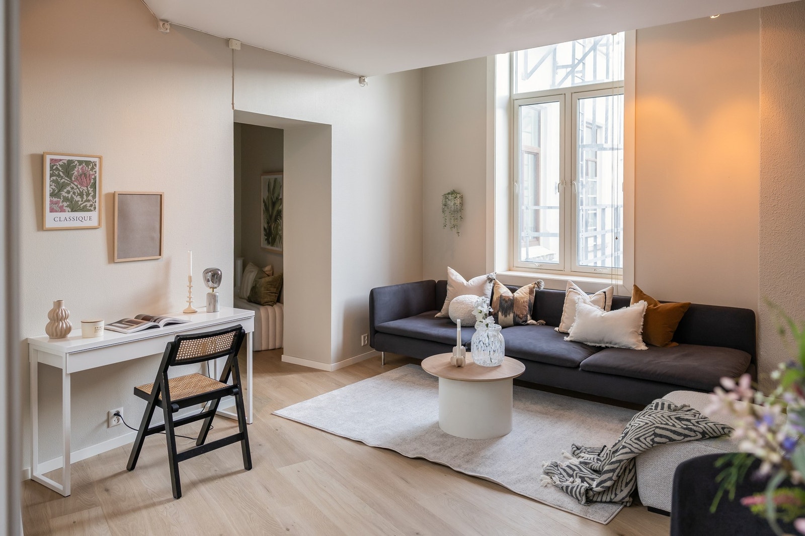 Tross sin sentrale plassering ligger boligen skjermet til i en lys 3.etasje med bakgård på hver side. Galleribilde