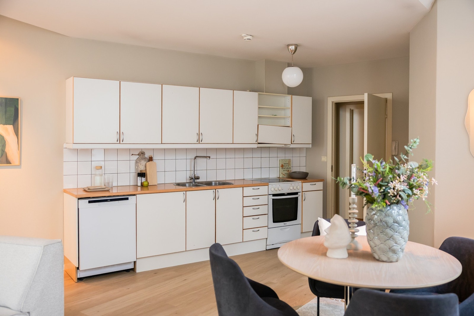 Kjøkkeninnredning med slette fronter, og laminat benkeplate. Galleribilde