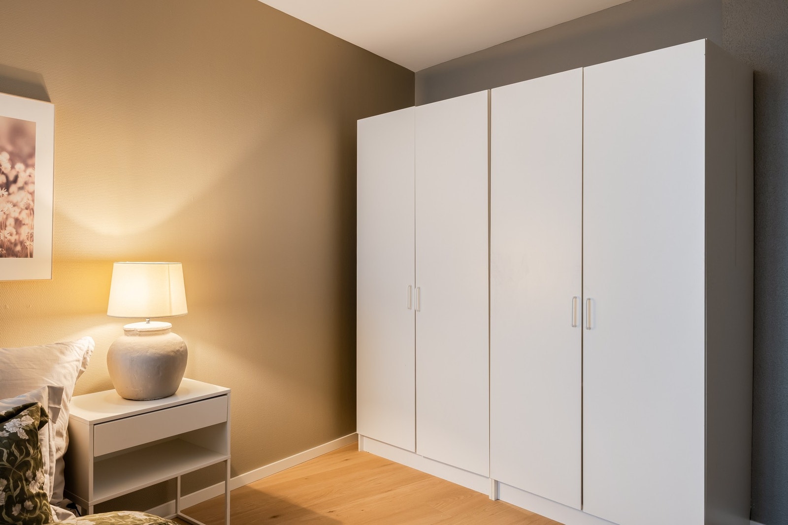 God plass for lagringsrik garderobe. Garderobeskap medfølger i handelen. Galleribilde