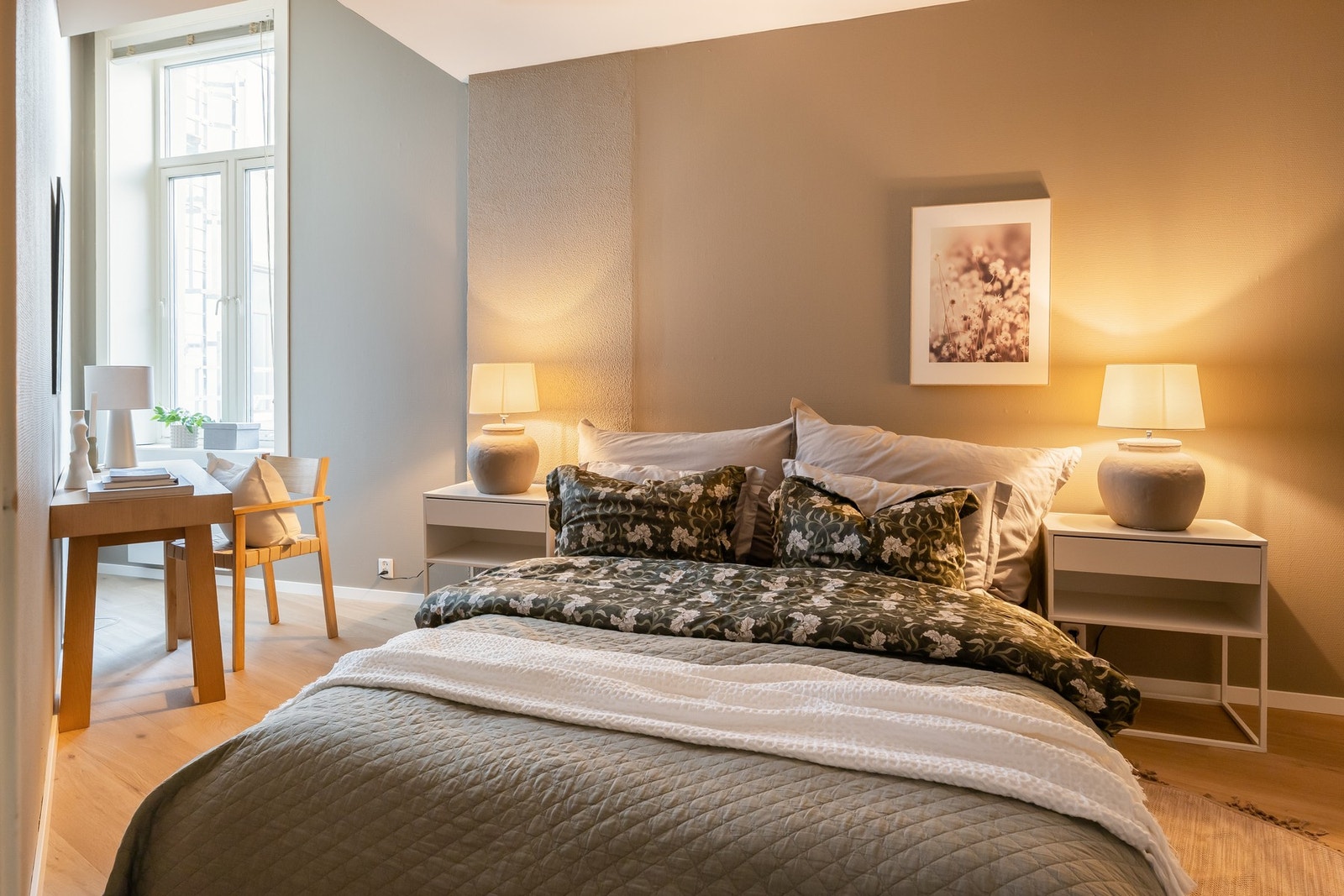 Romslig soverom på hele 15,5 kvm med god plass til seng, kontorpult og garderobe. Galleribilde