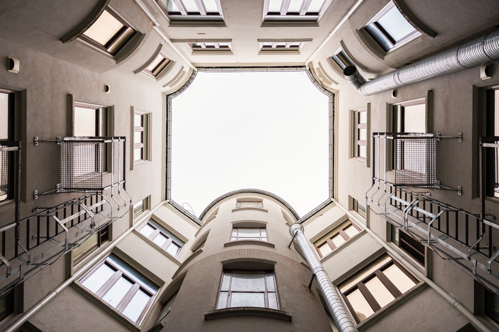 Bygården har en gjennomgående bakgård med tilgang fra Taraldsgårdsveita og Olav Tryggvasons gate. Galleribilde