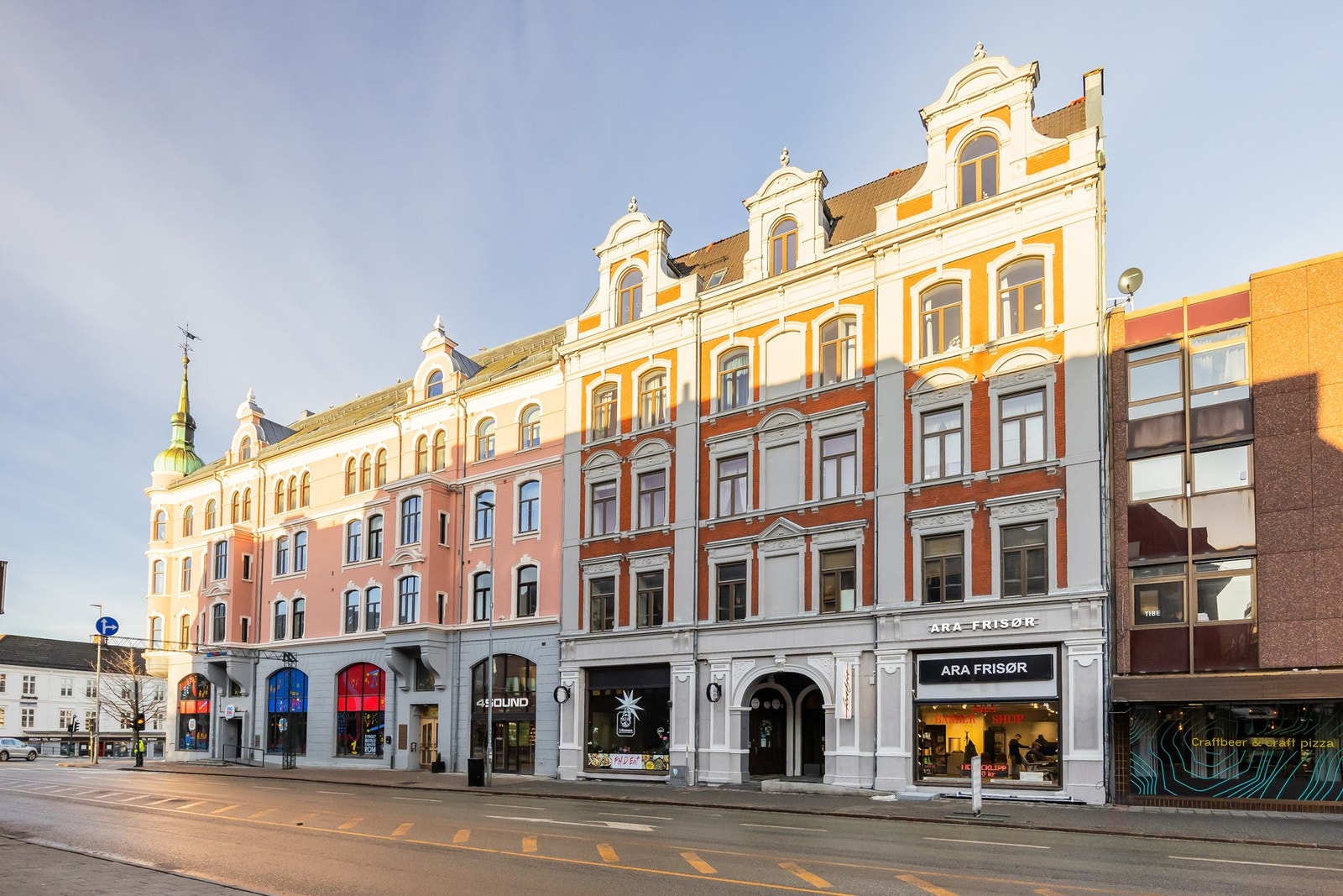 Boligen er del av den historiske Larssen-gården, som med sin elegante og særpregede fasade fanger oppmerksomheten i bybildet Galleribilde