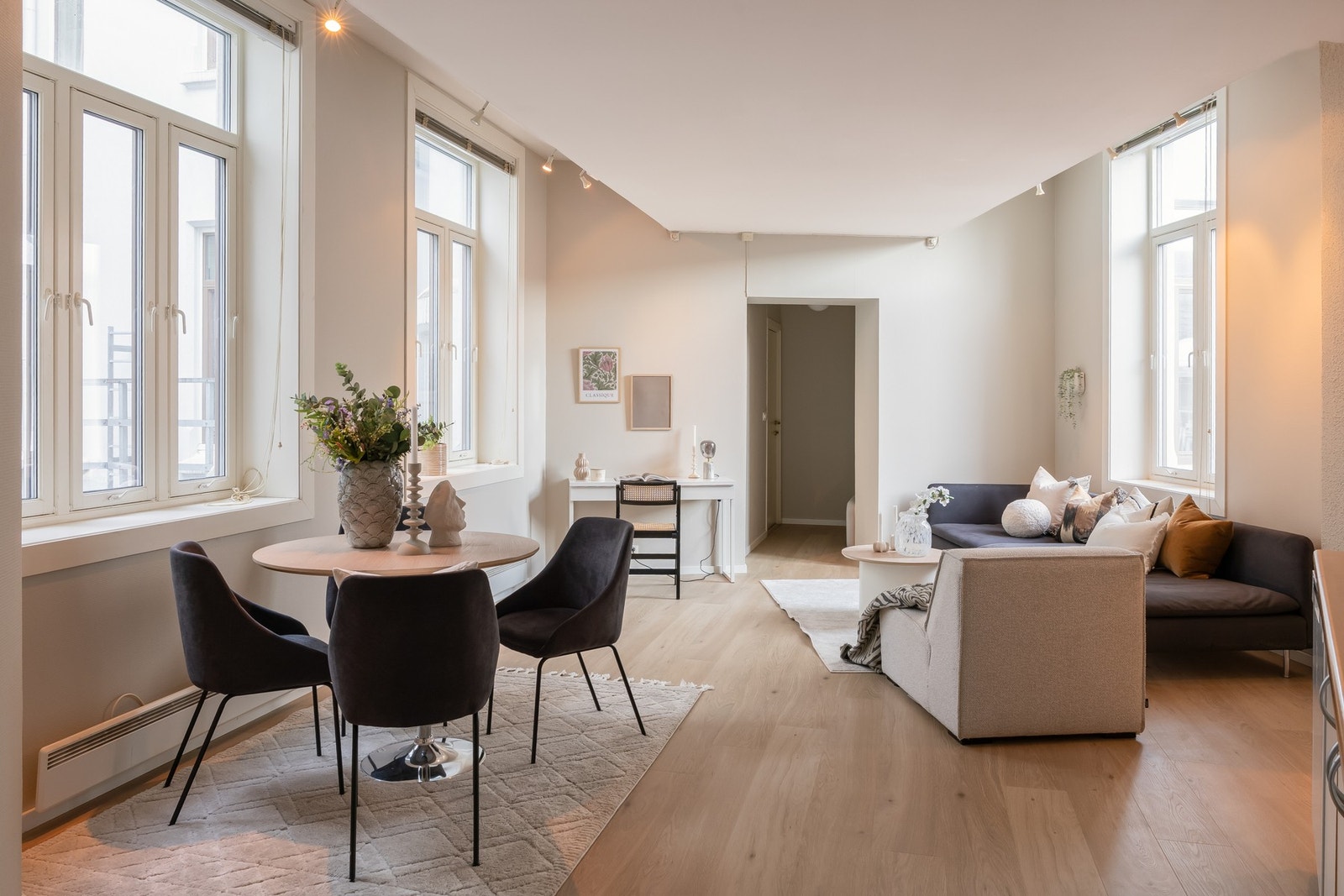 Romslig og gjennomlys 2-roms selveierleilighet beliggende midt i hjertet av sentrum. Galleribilde