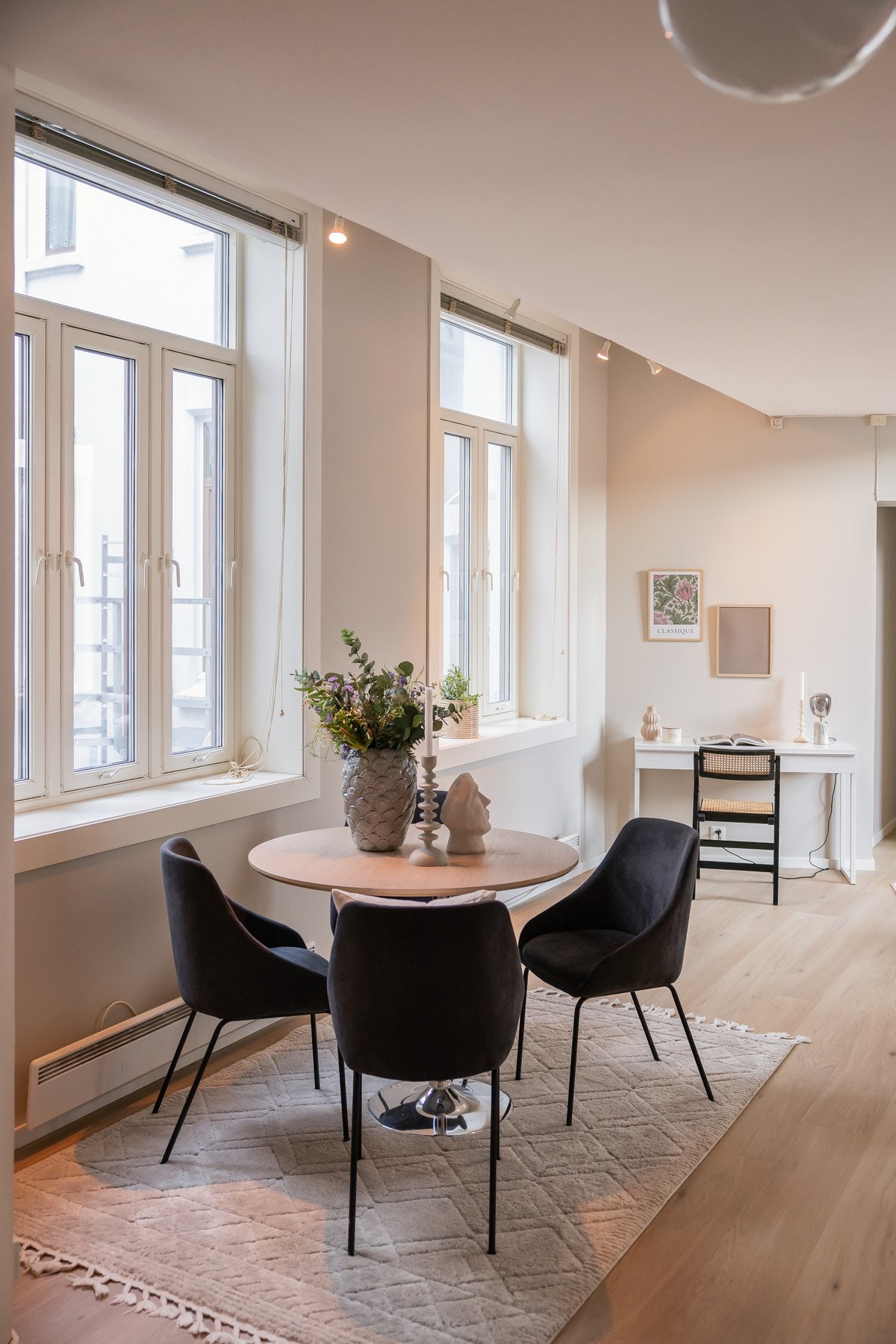 Store og sjarmerende vinduer byttet i 2016. Rikelig med lysinnslipp fra vindu i totalt tre himmelretninger. Galleribilde