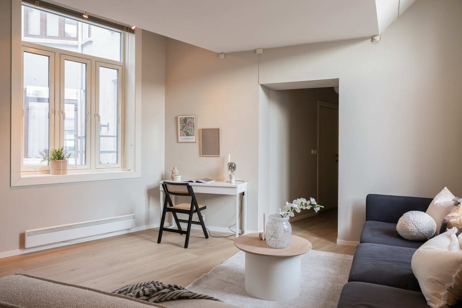 Nytt 1-stavs gulv, som møter en delikat farge på slette romsvegger. Galleribilde