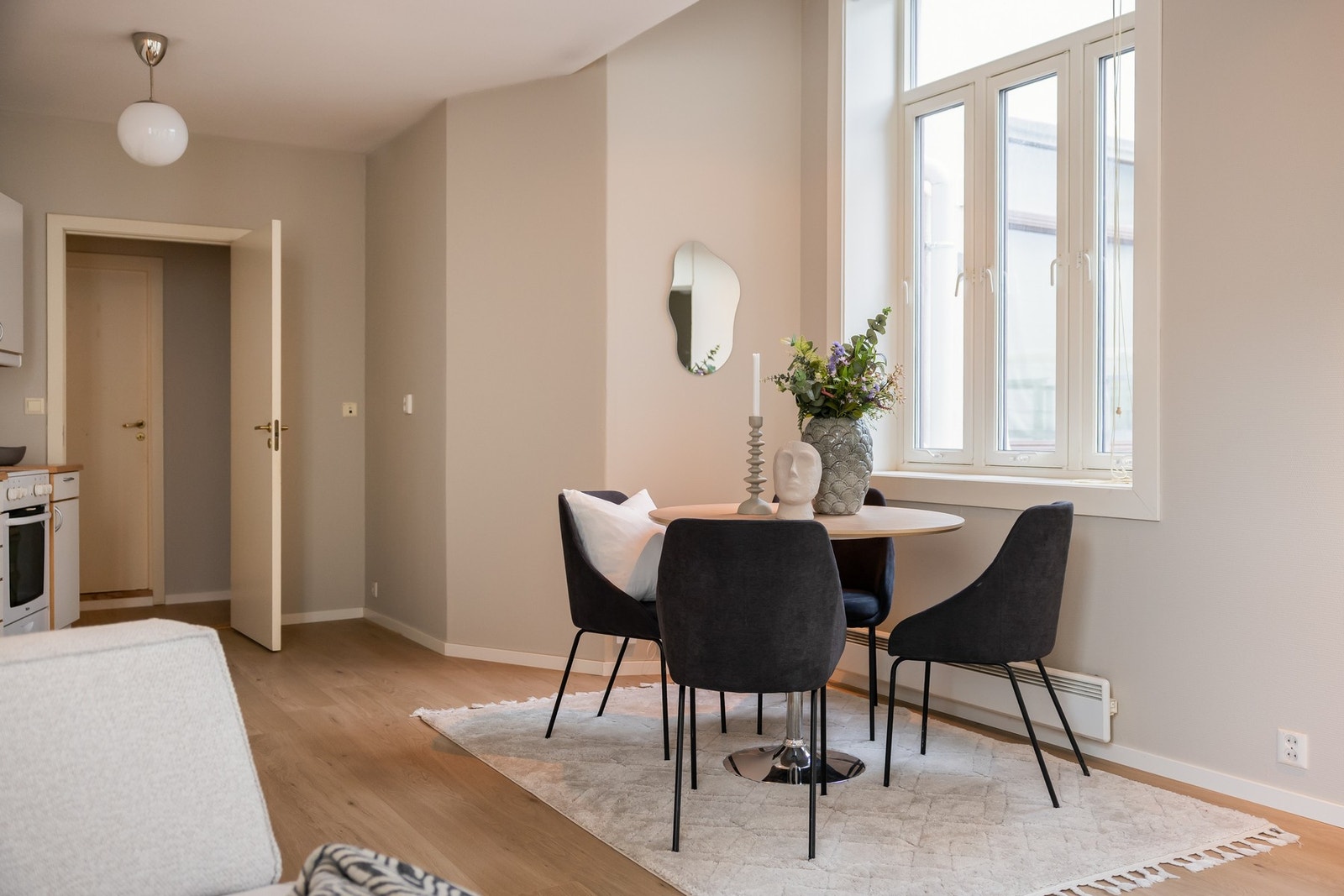 Det romslige arealet i stua gir godt med plass til spisebord i forbindelse med kjøkkenet. Galleribilde