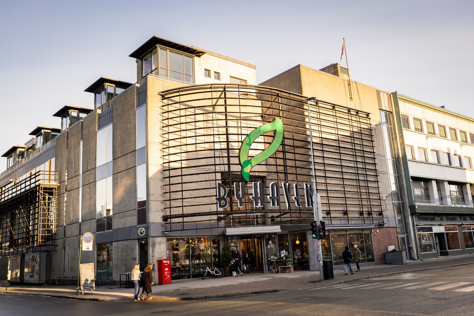 Gården ligger langs hovedgata i sentrum som nå fremstår som miljøgate med urbant byliv og kun kollektiv gjennomkjøring. Galleribilde