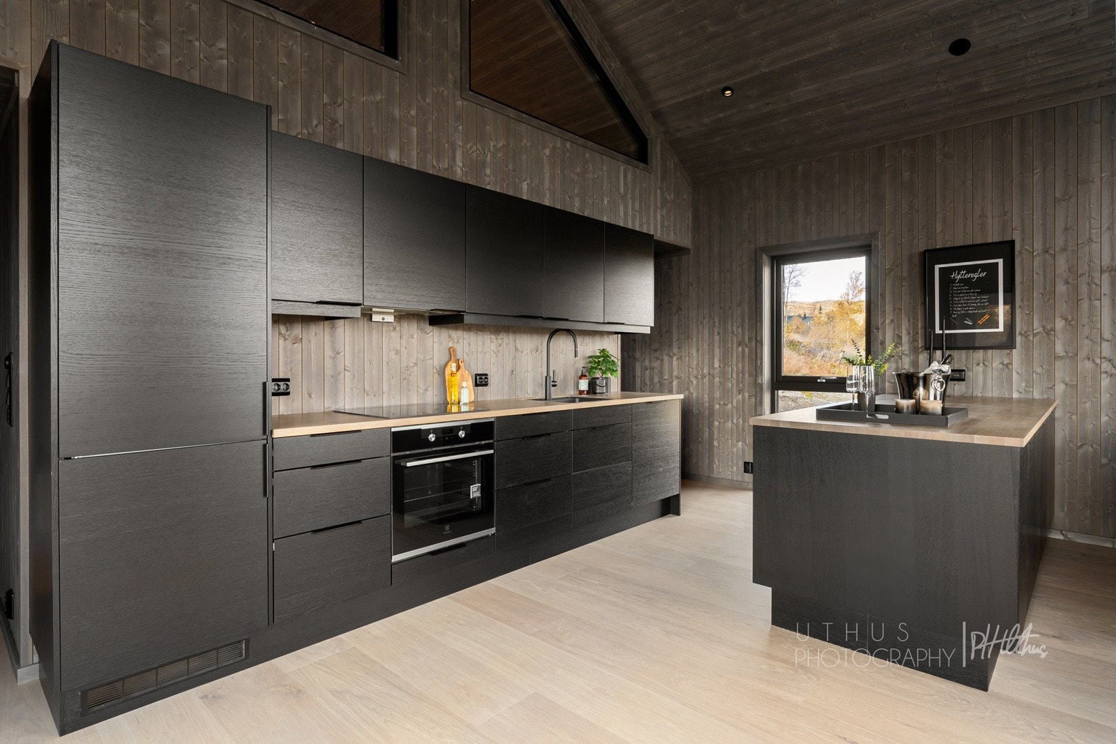 Lekkert kjøkken hvor man kan kokkelere de fineste festmiddager Galleribilde