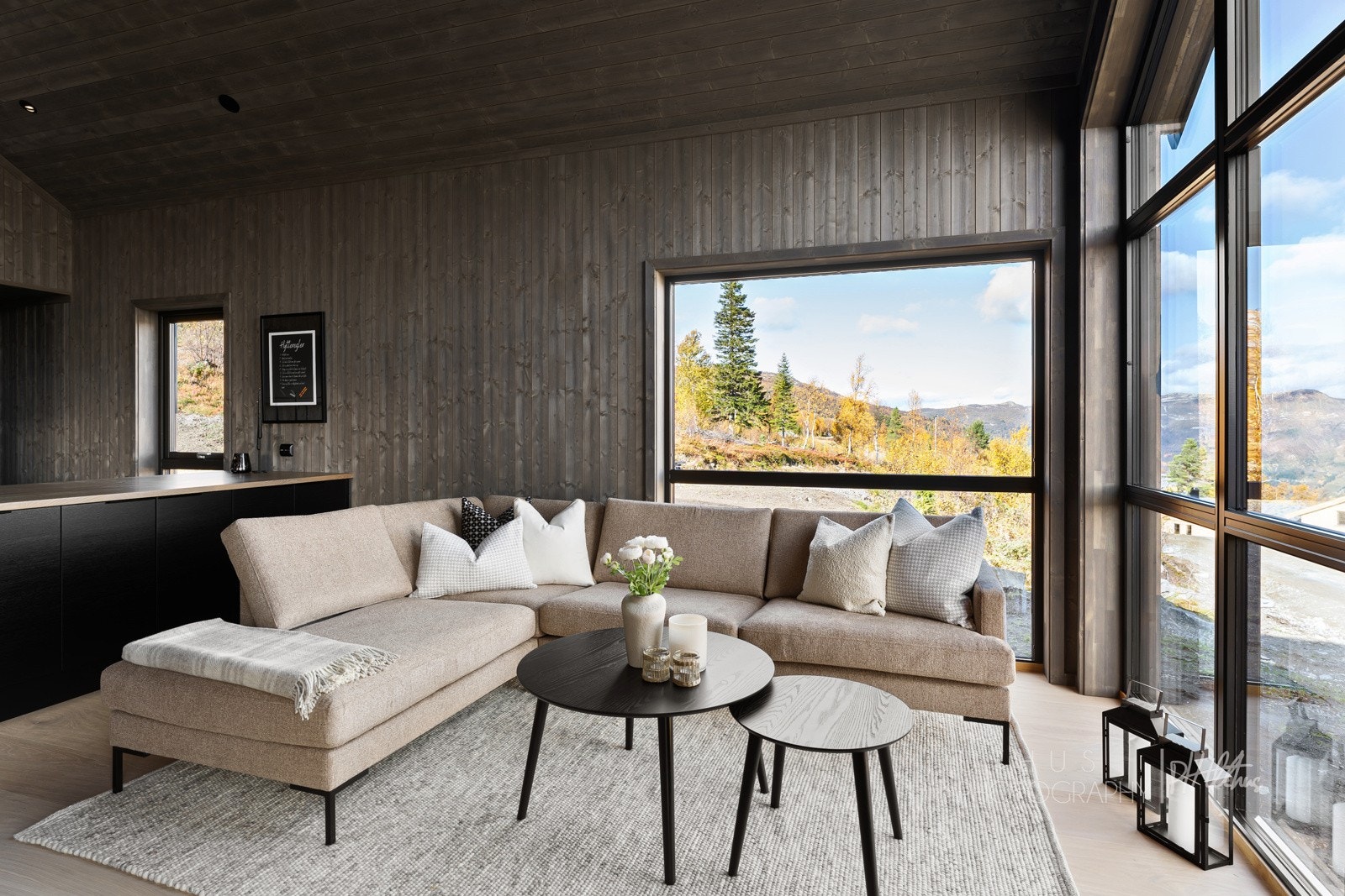 Utsikten nyter man rett fra sofakroken med stadig foranding med flotte høstfarge og vinterlandskap Galleribilde