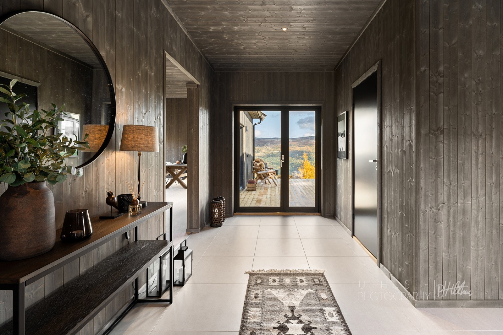 Det gode intrykket starter allerede i entréen - Her er det god plass til yttertøy for hele gjengen Galleribilde